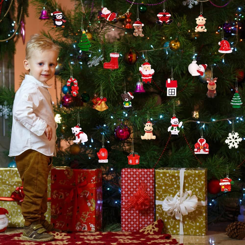 YUJUN Juego de 24 mini adornos de Navidad de resina para decoración de árbol de Navidad, pequeñas figuras en miniatura de resina 3D para decoración