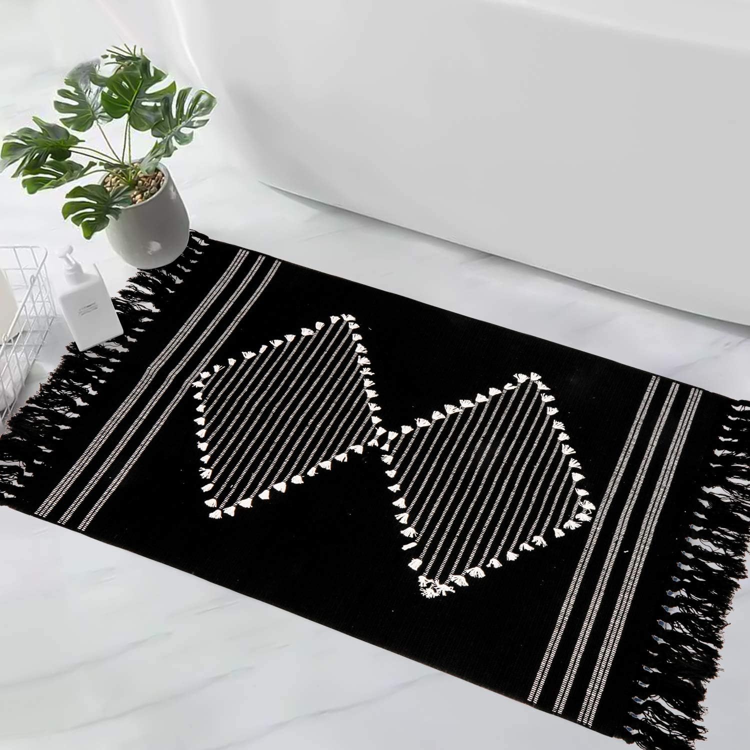 Alfombra de baño bohemia de algodón pequeña, 2 x 3 pies, color negro, geométrica, con borlas, tejida con diamante, suave, lavable a máquina, para