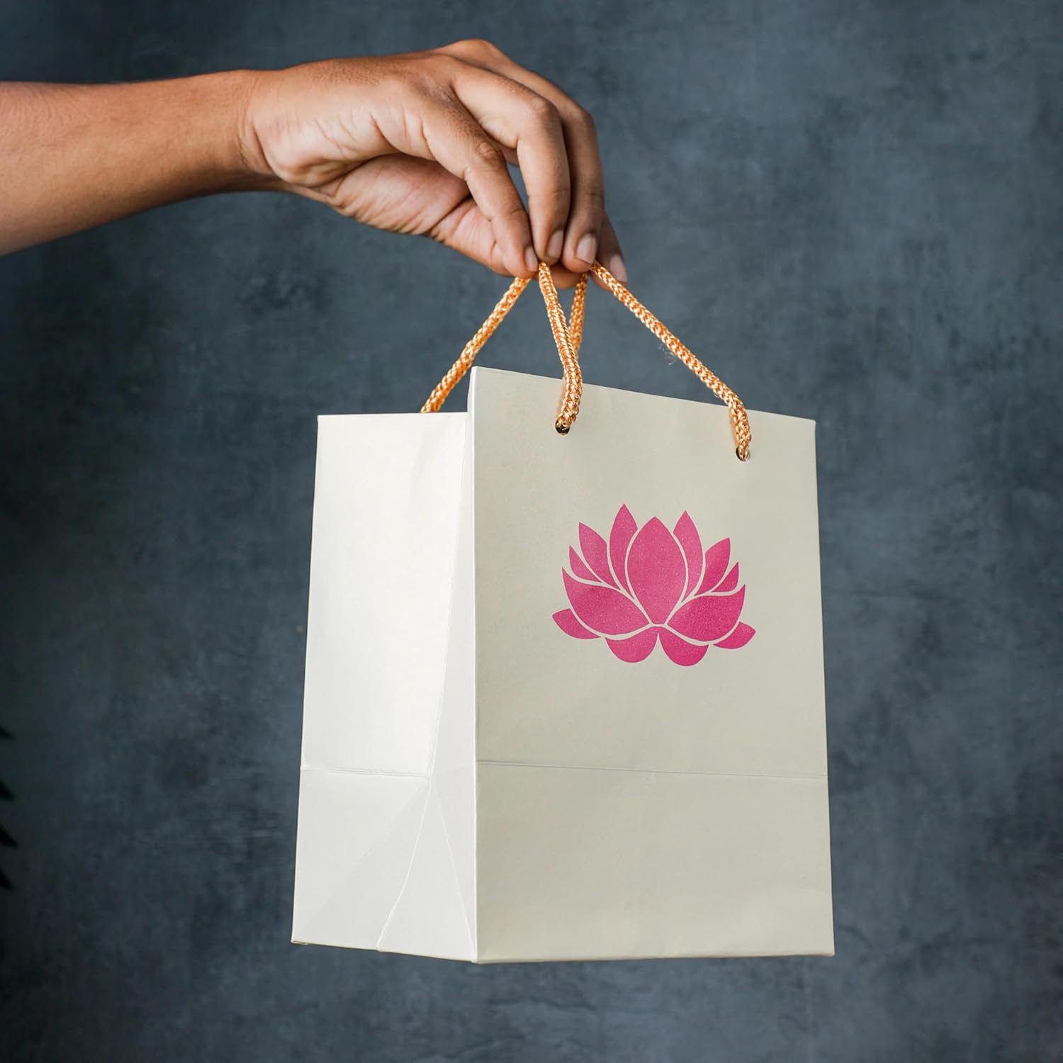 Desi Favors Lotus – Bolsas de regalo de papel blanco con estampado indio para Navidad, bodas, cumpleaños, PoojaPuja, pequeñas bolsas de regalo con