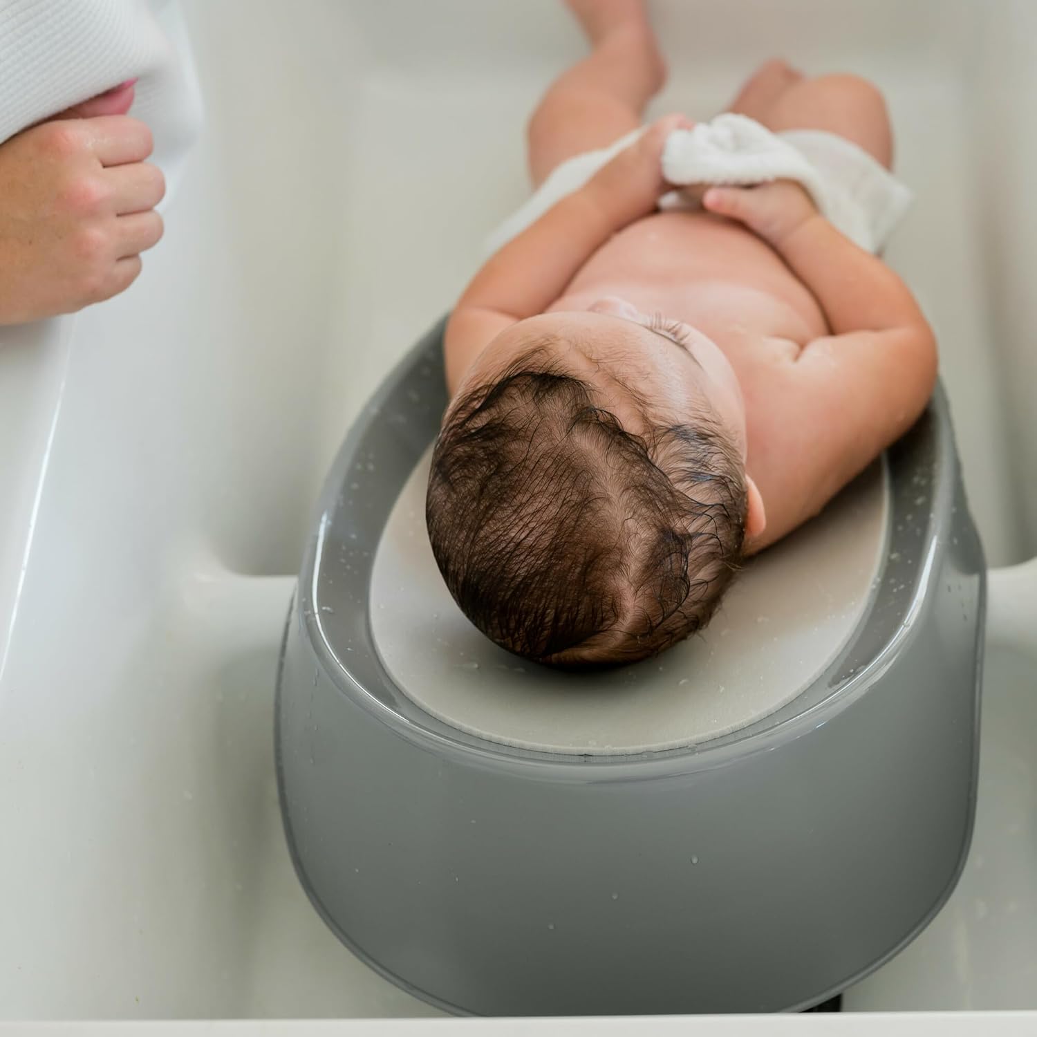 The First Years Sure Comfort Renewed – Asiento de baño para bebé con 50% material reciclado, soporte de baño para bebés, artículos esenciales de