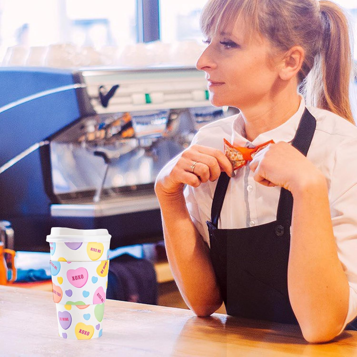 Paquete de 48 tazas de café desechables para el día de San Valentín de 16 onzas con tapas y fundas para conversación con corazones para llevar,