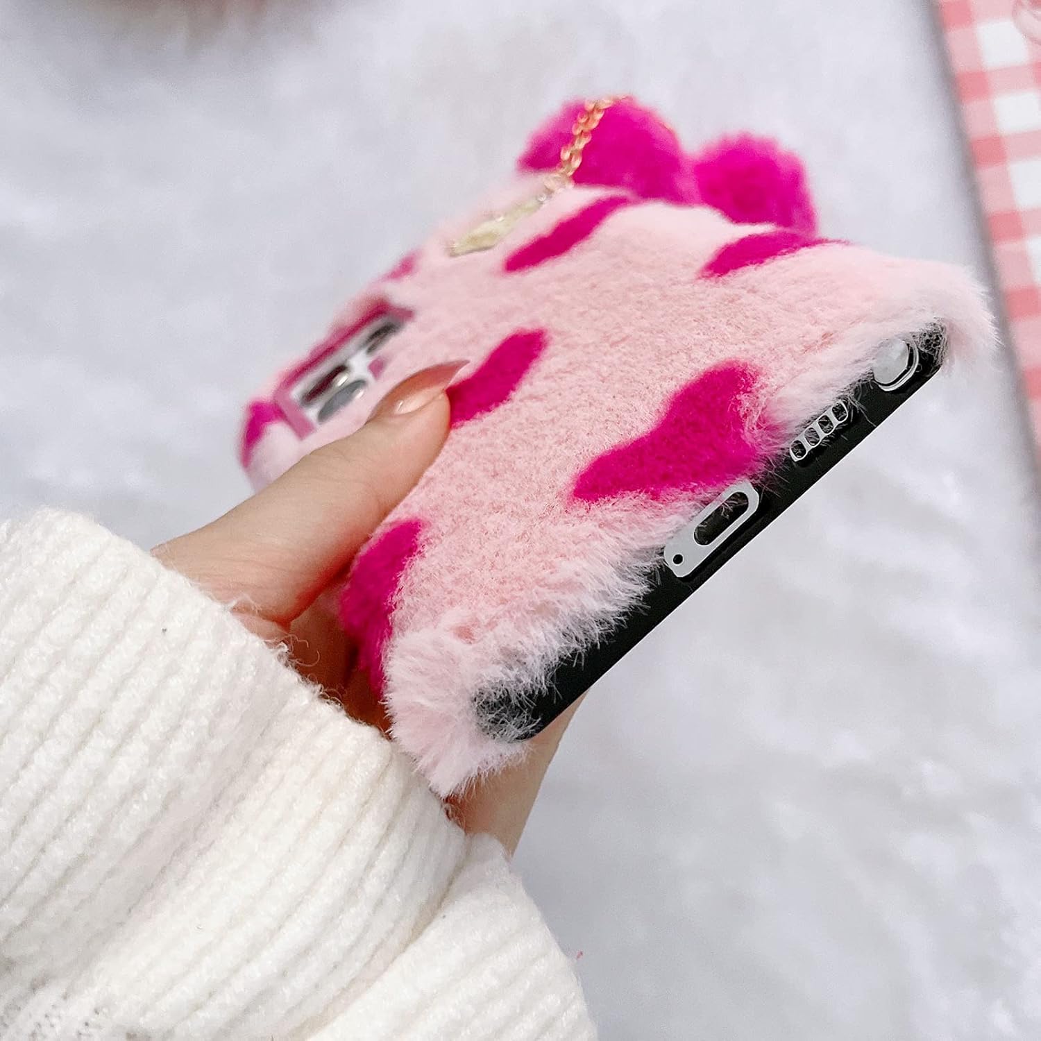 Losin Compatible con Galaxy S22 – Funda peluda ultra afelpada con bonito colgante de bola de corazón de amor 3D, funda de piel mullida y esponjosa,