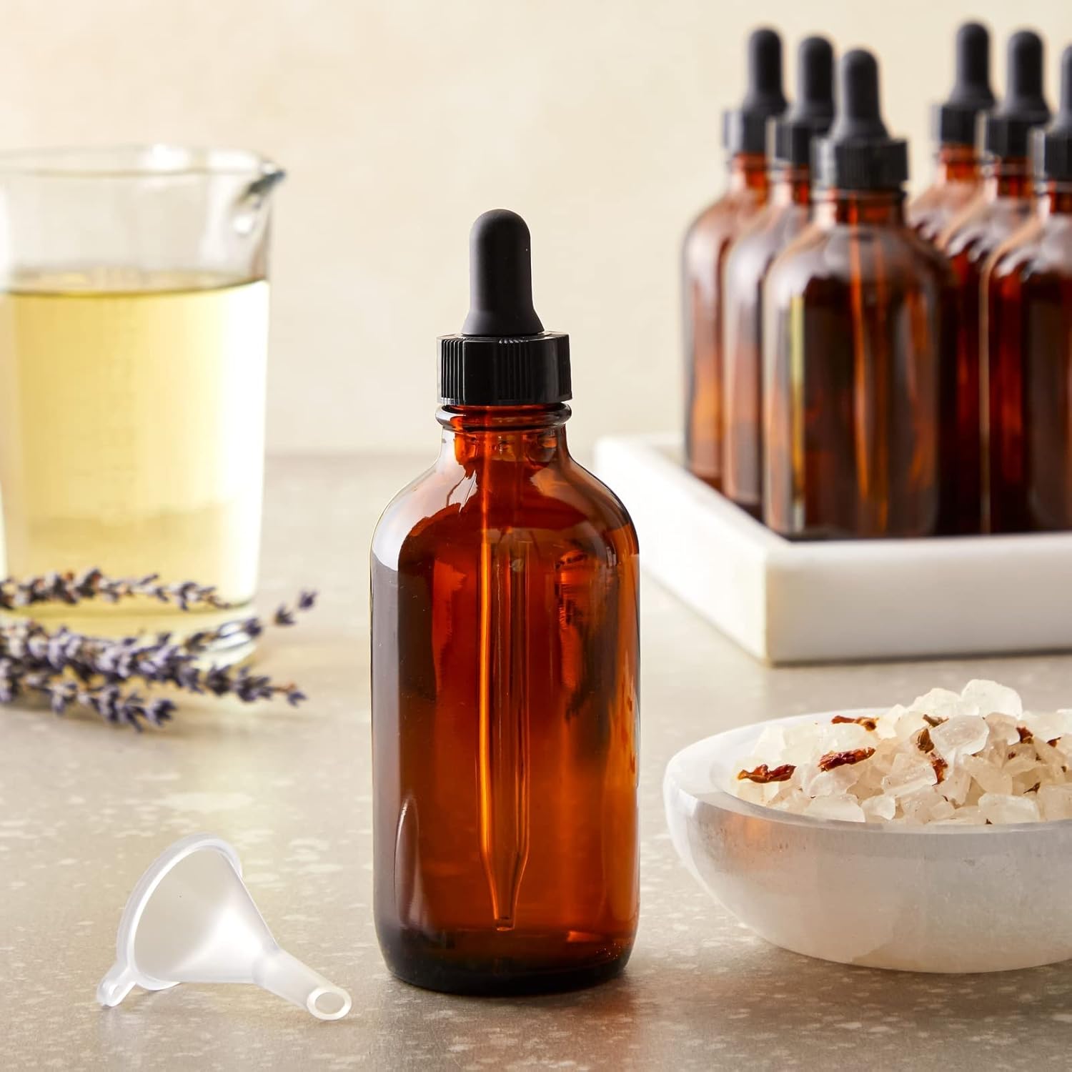 Juvale Paquete de 15 botellas de vidrio ámbar de 4 onzas con dispensador de cuentagotas y 6 embudos para aceites esenciales, viajes, perfumes,