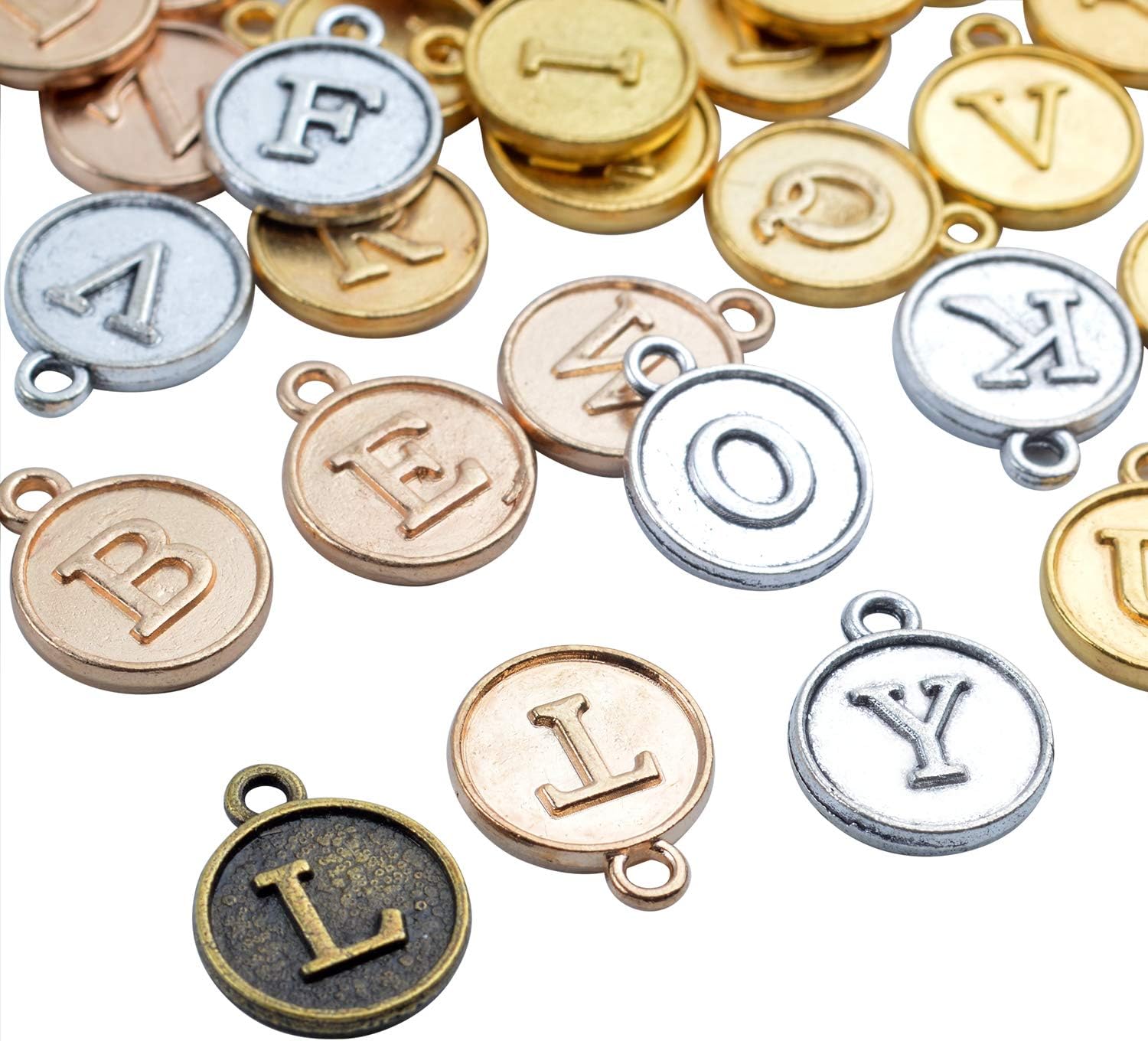 Abalorios mezclados con letras del alfabeto inicial “A-Z” de aleación