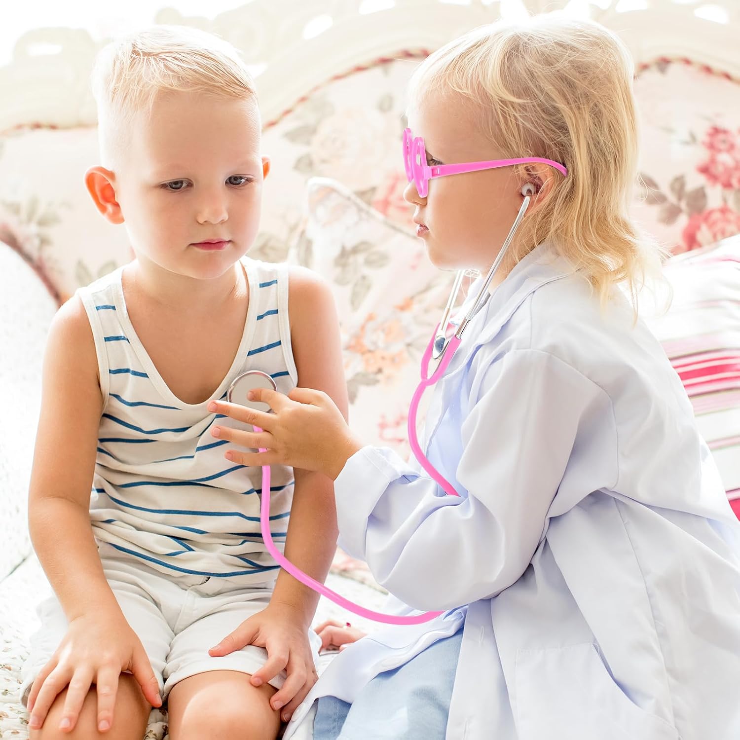 Xtinmee Disfraz de médico para niños, abrigo de laboratorio para niños con tarjetero de identificación, lupa, jeringa, estetoscopio, juguetes