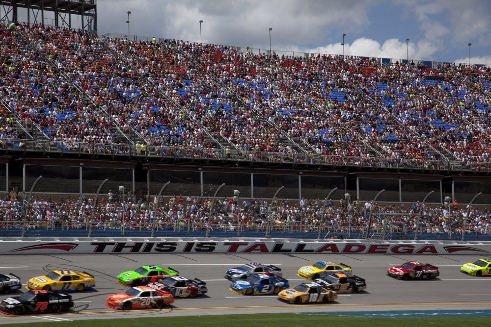 Talladega Superspeedway es un complejo automovilístico que abrió sus puertas en 1969. La pista acoge la serie NASCAR Poster Print de Carol Highsmith