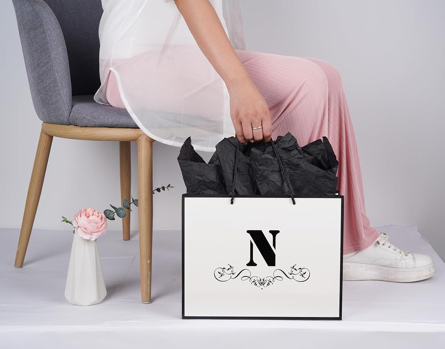 Bolsa de regalo con letras con papel de envoltura para hombres, mujeres, niños y niñas, bolsa de papel grande de 12 pulgadas de color blanco y negro