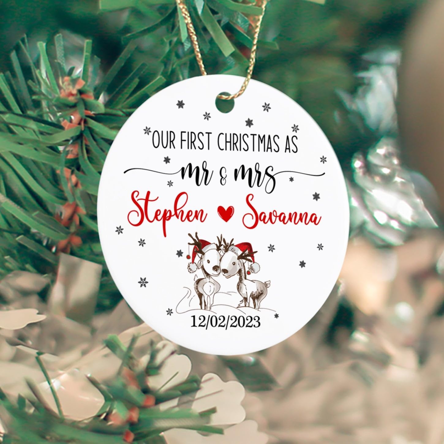 Adorno personalizable con texto en inglés Our First Christmas As Mr & Mrs 2023, adorno de 1 Navidad como Mr Mrs Deer para parejas casadas, nombres
