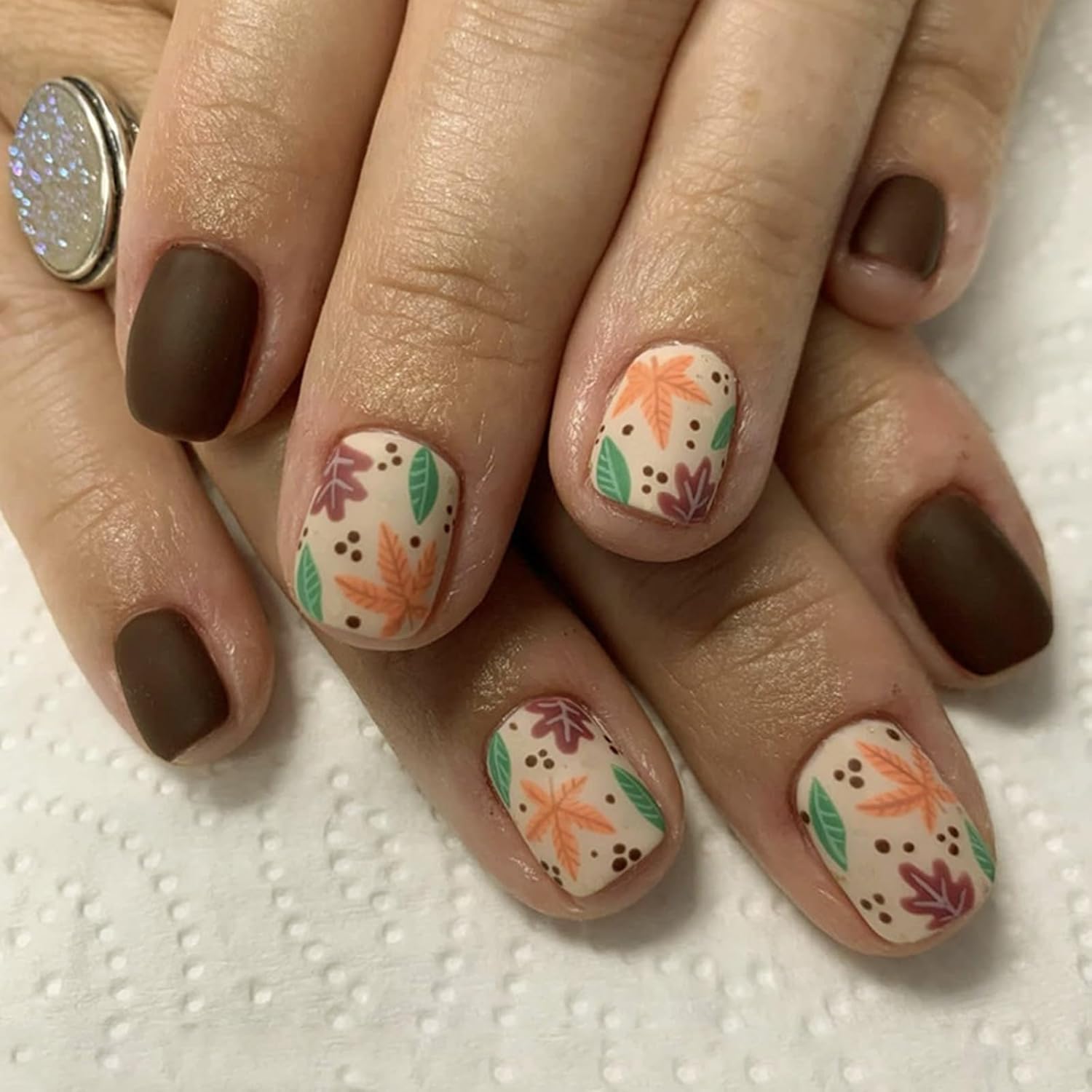 Uñas postizas cuadradas cortas a presión, color marrón oscuro mate, con diseños de hojas de arce, uñas adhesivas de hojas de otoño, uñas acrílicas