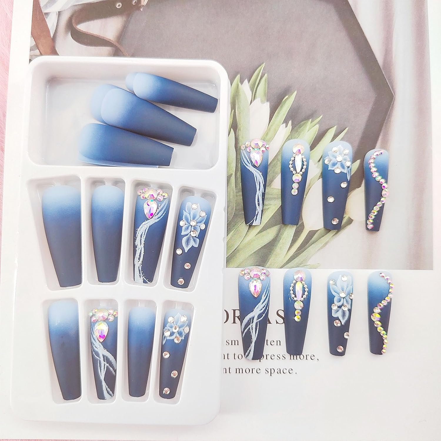 Uñas postizas largas a presión en forma de ataúd azul oscuro degradado con diseño de diamantes de flores blancas, uñas postizas acrílicas