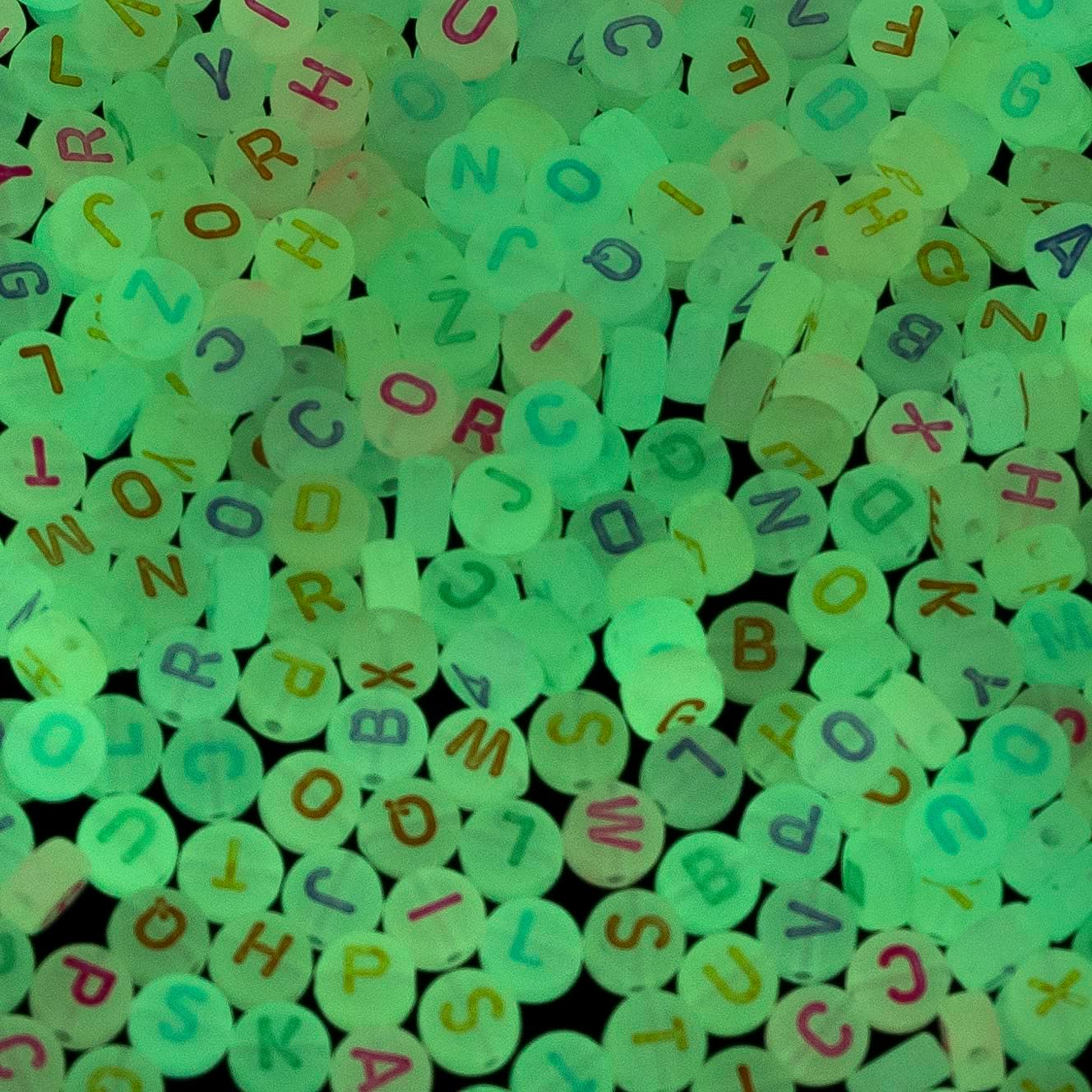 1400 cuentas redondas acrílicas de la A a la Z de 0.157 x 0.27 pulgadas que brillan en la oscuridad para hacer joyas, cuentas del alfabeto para