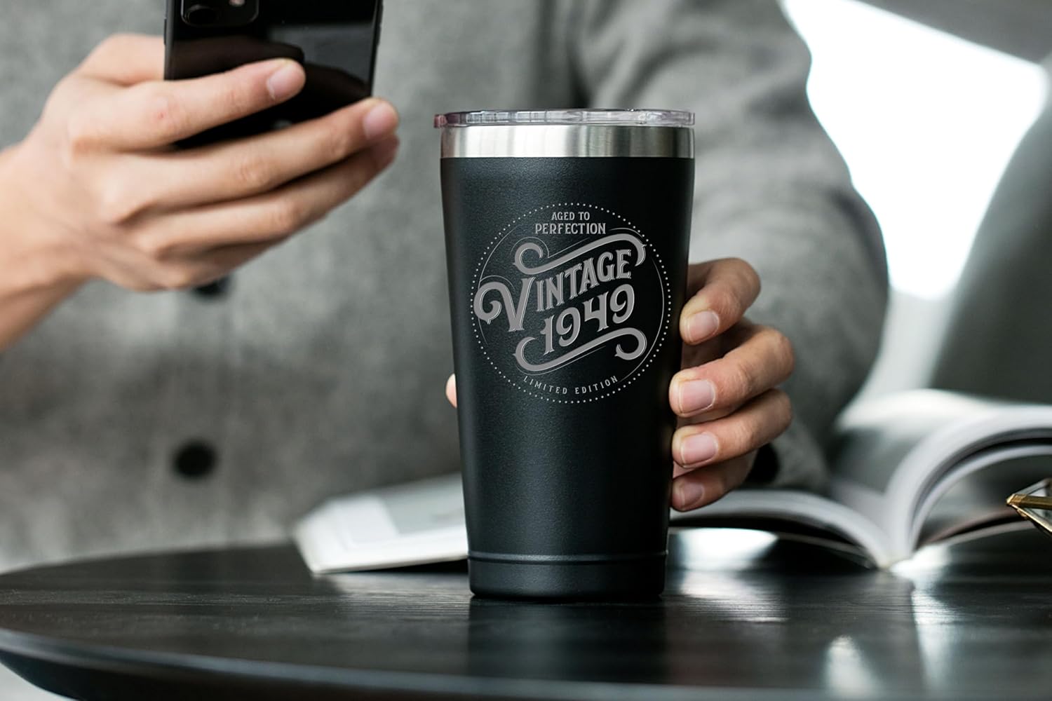 Regalos de cumpleaños número 75 para hombres y mujeres, vaso de café de estilo vintage 1949 con tapa, taza de café de regalo para cumpleaños 75 para