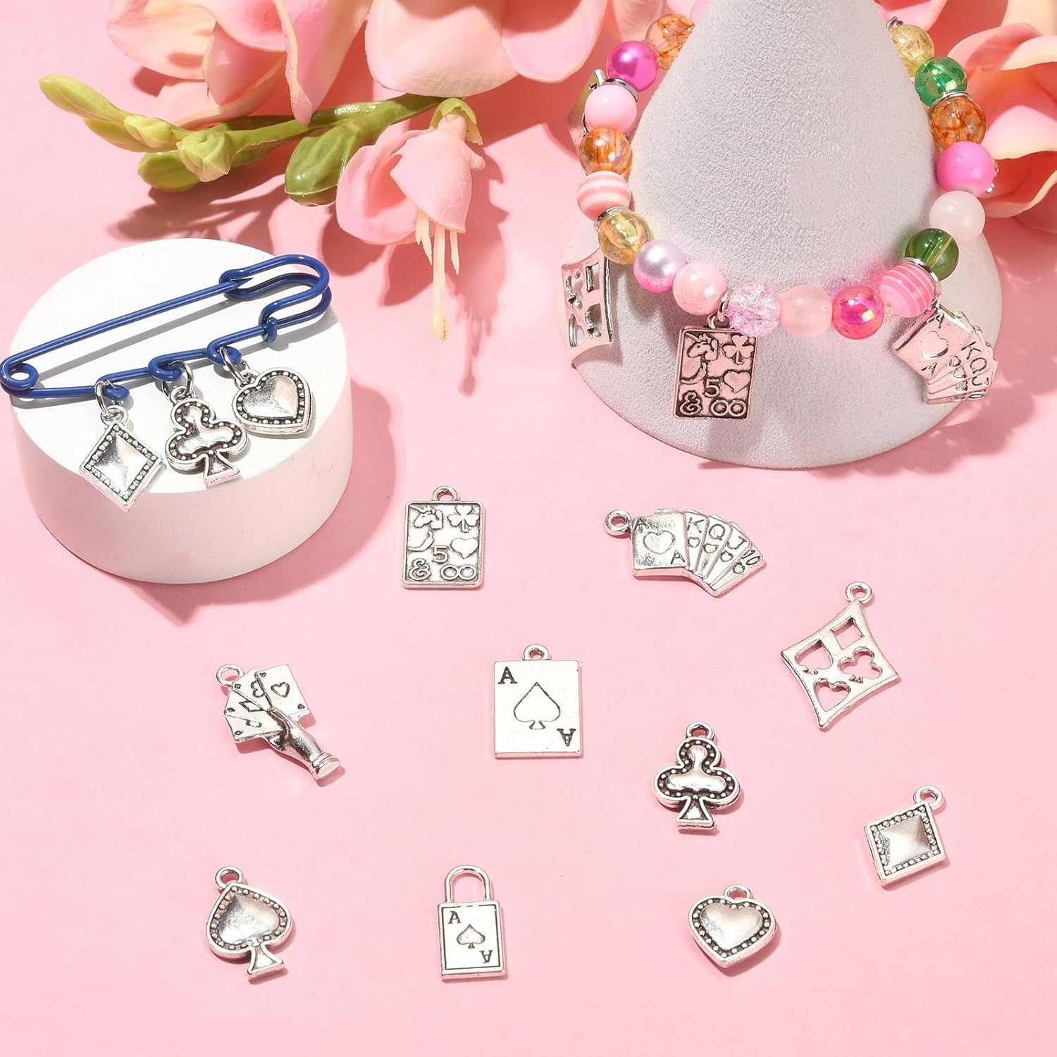 KitBeads 100 dijes de póquer de 10 estilos tibetanos con forma de espada de diamantes para club de diamantes de Las Vegas, dijes de plata antigua