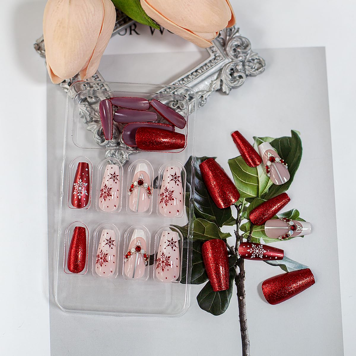 Uñas postizas a presión de Navidad de longitud media, uñas postizas de ataúd, uñas acrílicas rojas y rosas con copos de nieve, diamantes de