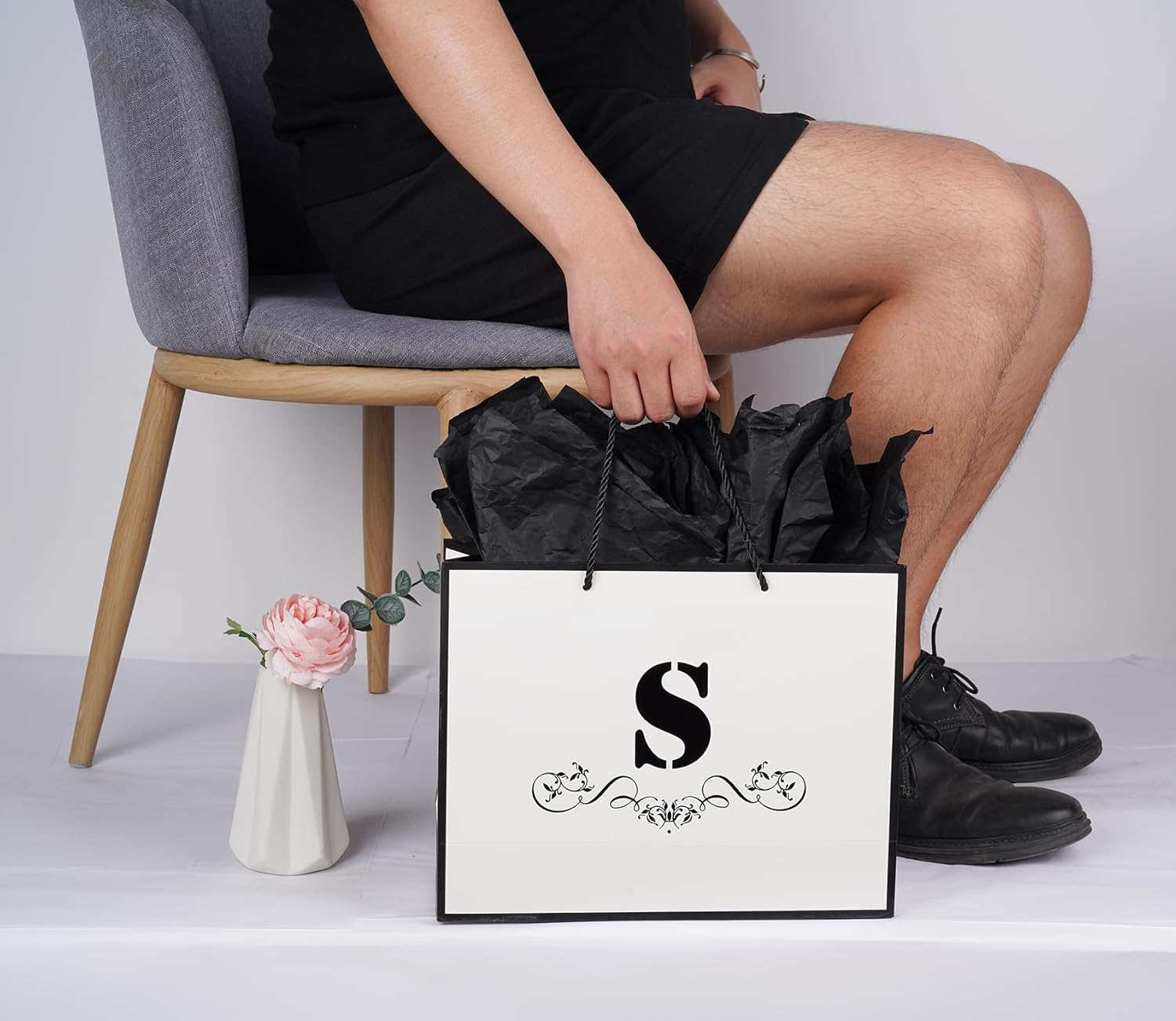 ysmile Bolsa de regalo de letras con papel de envoltura para hombres, mujeres, niños y niñas, bolsa de papel grande de 12 pulgadas de color blanco y
