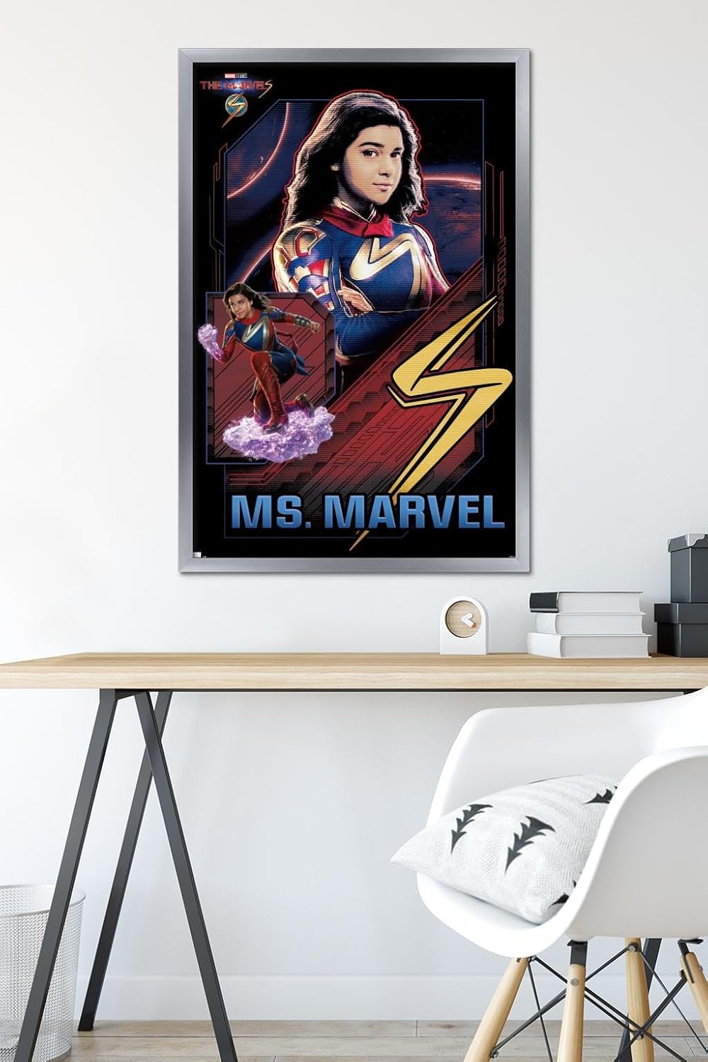 Trends International Marvel The Marvels – Póster de pared de Ms. Marvel, 22.37 x 34.00 pulgadas, versión enmarcada plateada