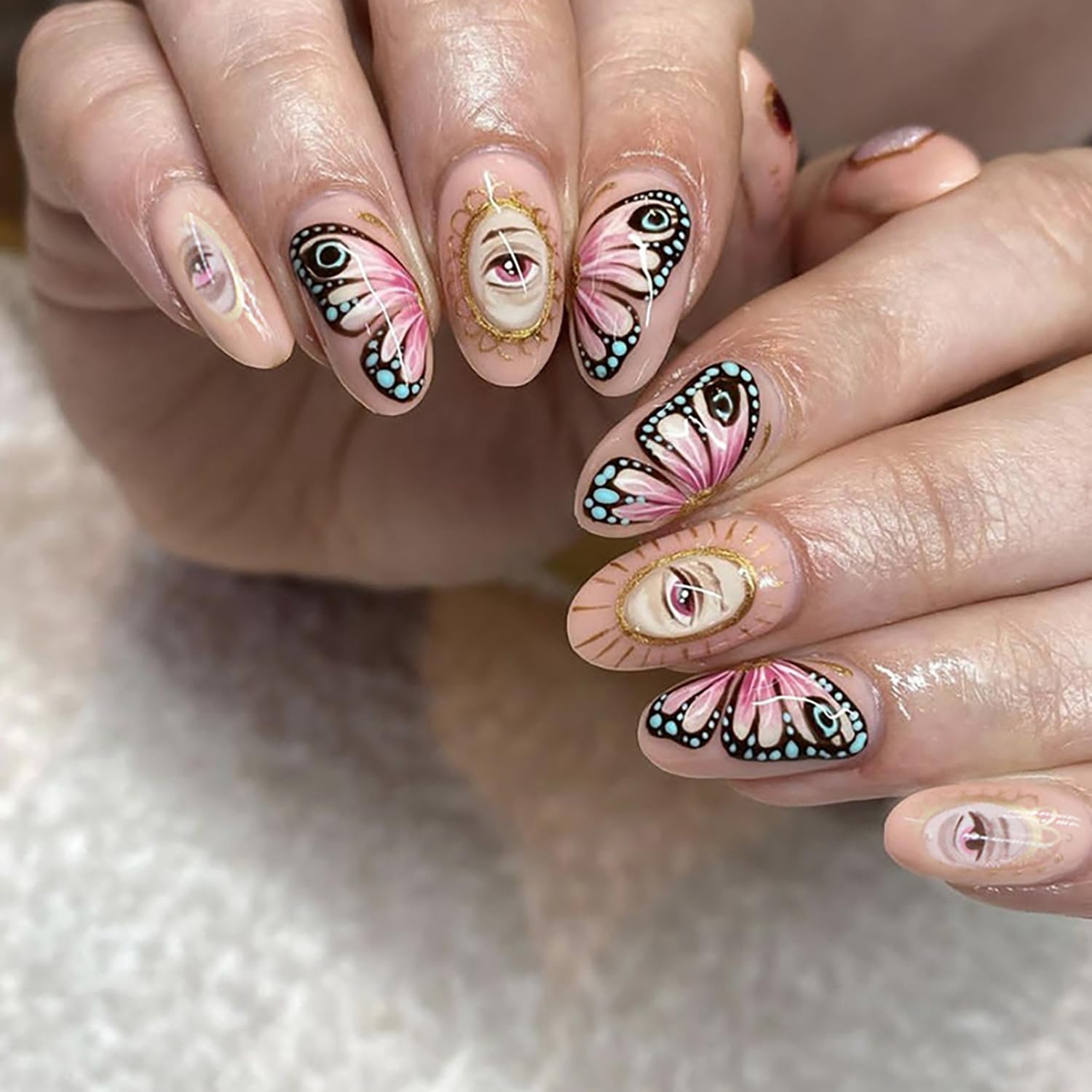Uñas postizas a presión de almendra, uñas postizas cortas color rosa nude, diseño de mariposa y ojos, uñas postizas con diseños, uñas brillantes de