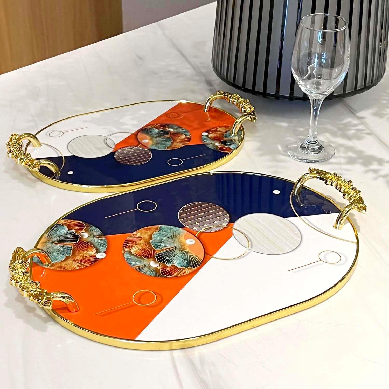 Zosenley Bandeja decorativa, juego de 2 bandejas de plástico con asas doradas, bandeja ovalada de tocador para baño, cocina, otomana y mesa de café