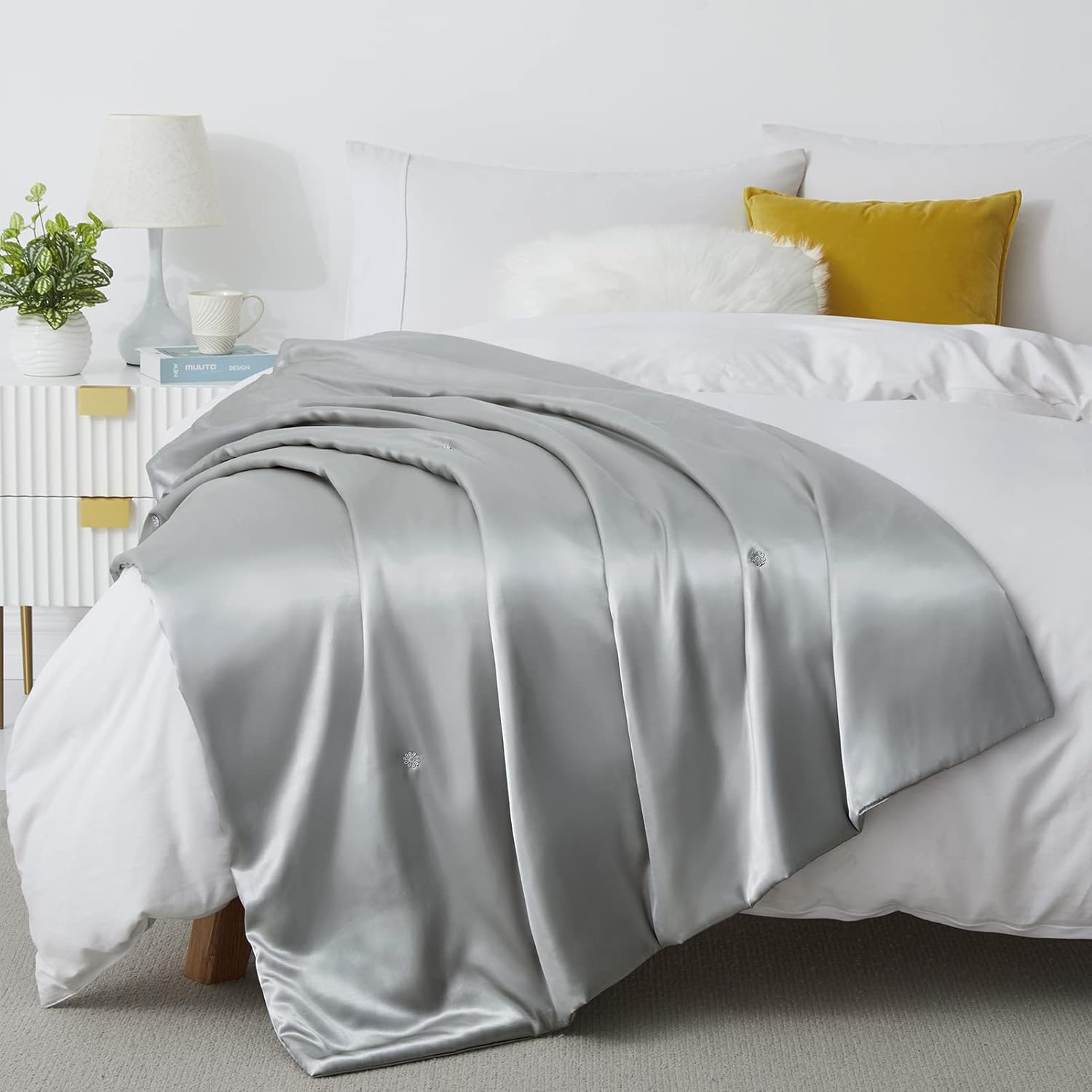 Manta de seda  Manta de satén plegable de enfriamiento gris claro para sofá, cama, campamento, al aire libre, viajes, coche  Manta súper suave y