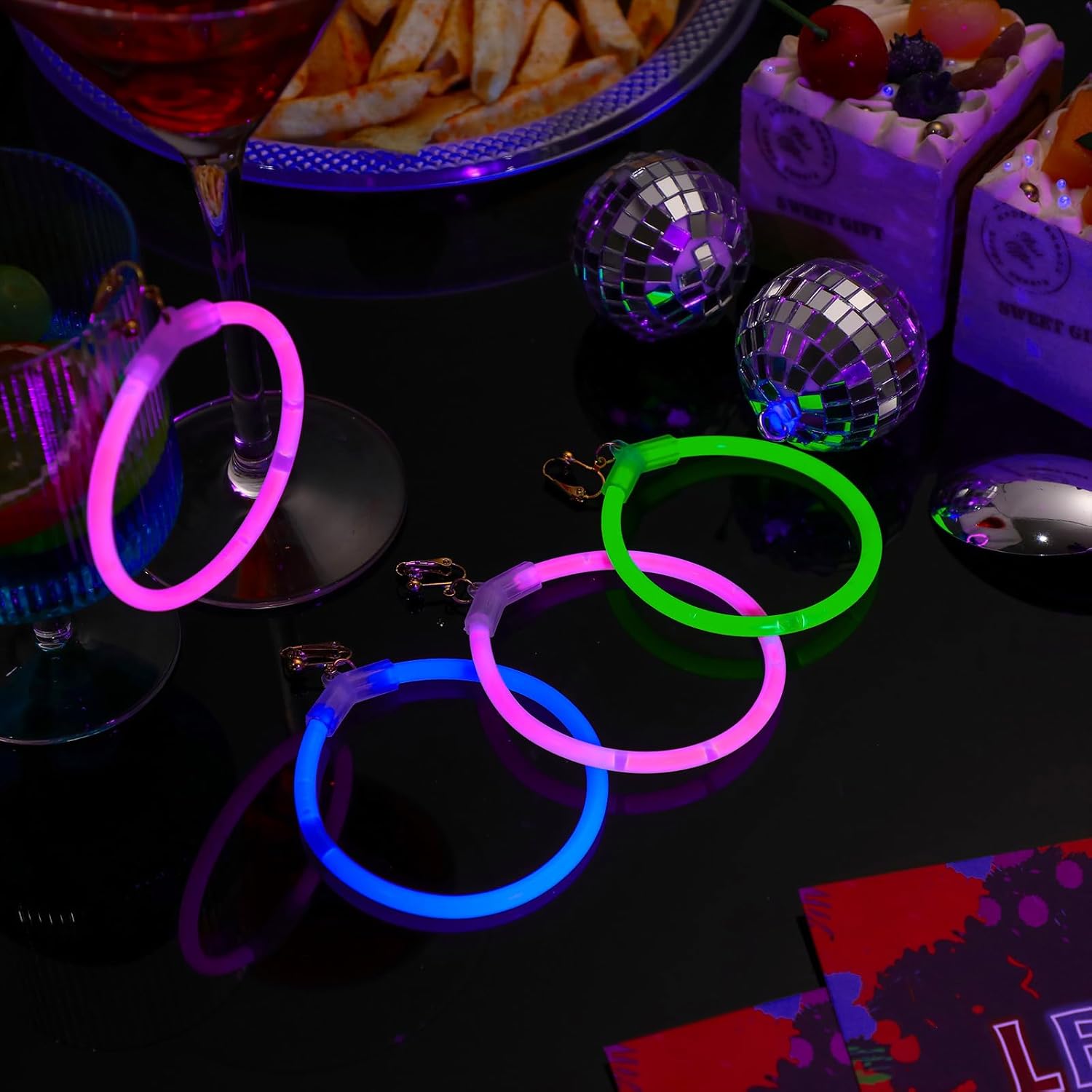 Paquete de 12 aretes de aro que brillan en la oscuridad, suministros de fiesta de Halloween, decoraciones de fiesta de Halloween, aretes de neón en