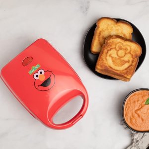 Uncanny Brands Sesame Street Elmo – Sandwichera individual – Plaza Sésamo Uncanny Brands Sesame Street Elmo – Sandwichera individual – Plaza Sésamo