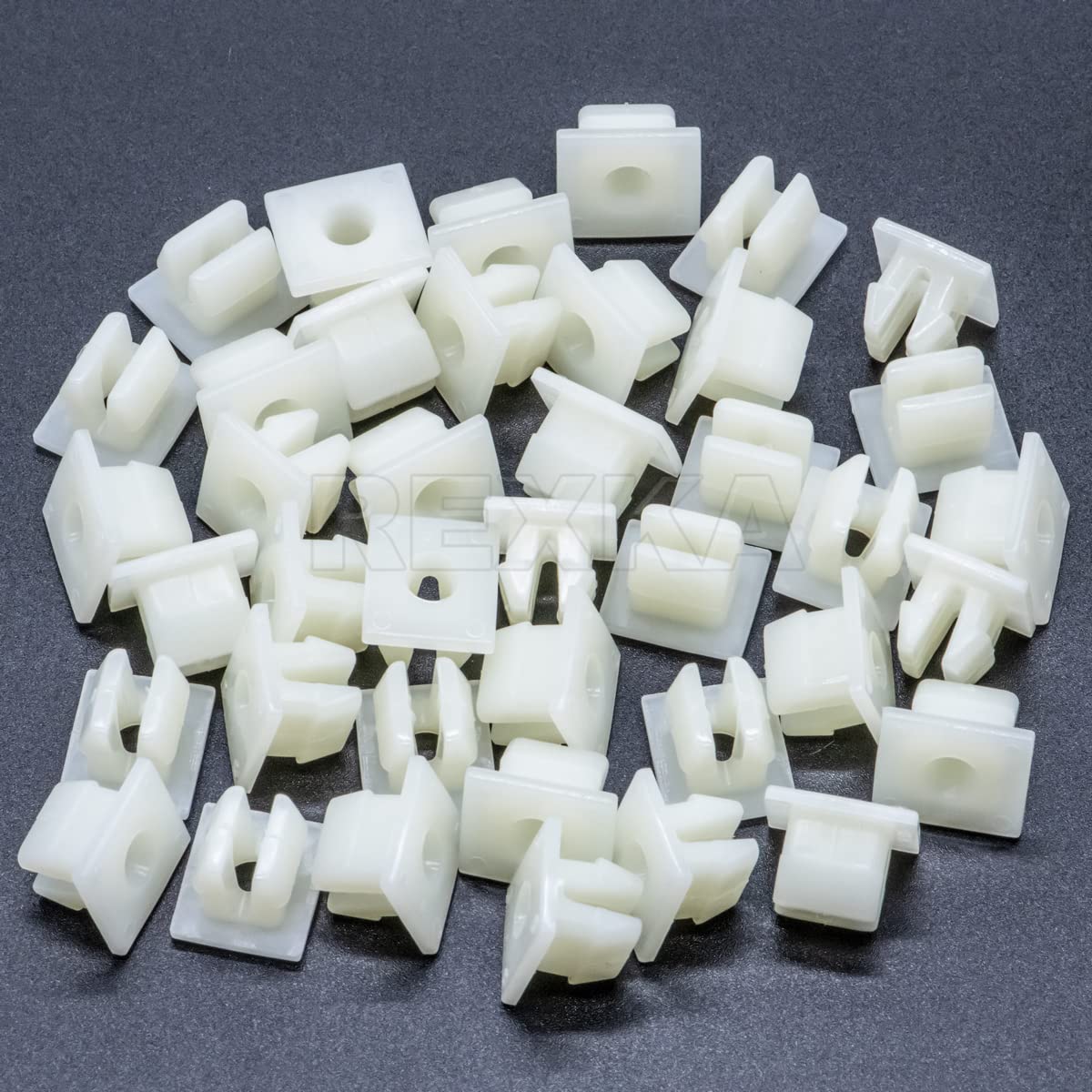 Rexka 40 unids Soporte de parachoques delantero Splash Shield debajo de la cubierta Nylon Tuerca Ojal M5.5 Tornillo 90189-06193 para Toyota Lexus