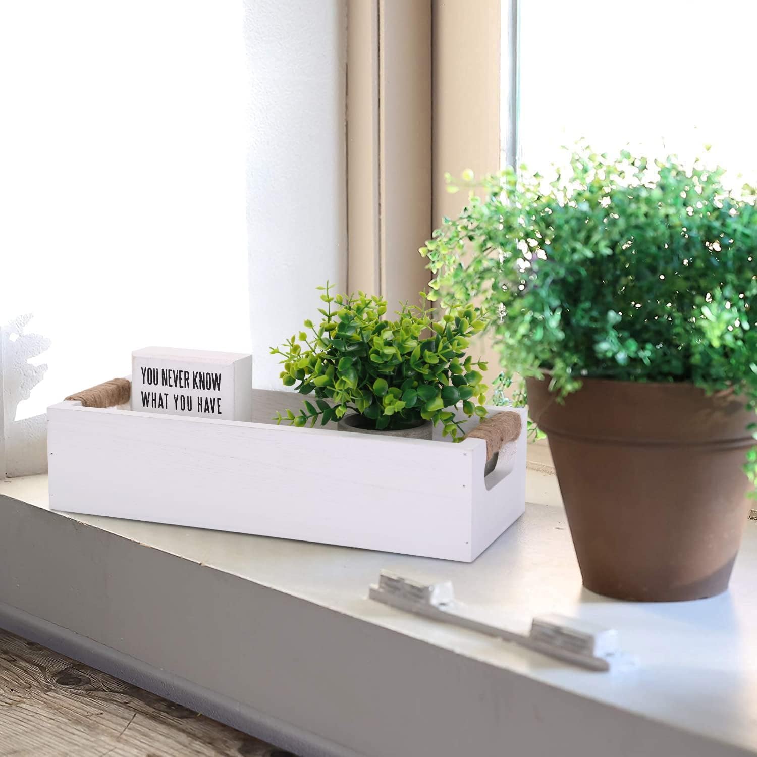 Caja de decoración de baño, cesta organizadora de papel higiénico con divertido letrero de doble cara y flores artificiales, juego de 3 bandejas de