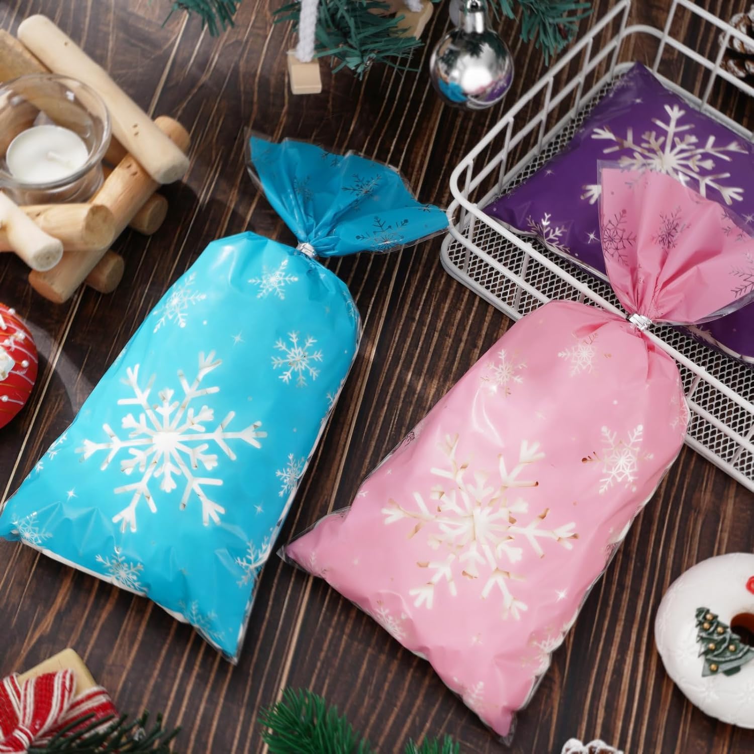 Whaline 150 bolsas de celofán de Navidad, color rosa, azul, morado, copo de nieve, caramelos, galletas, bolsas de plástico con lazos giratorios