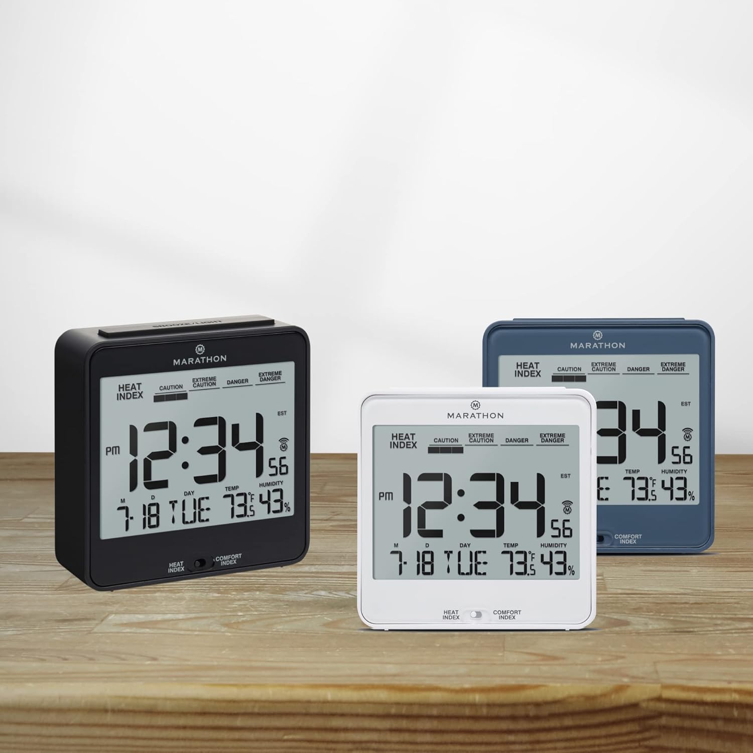 Reloj de mesa de noche Marathon, automático con luz, con índice de calor y comodidad, incluye baterías Negro