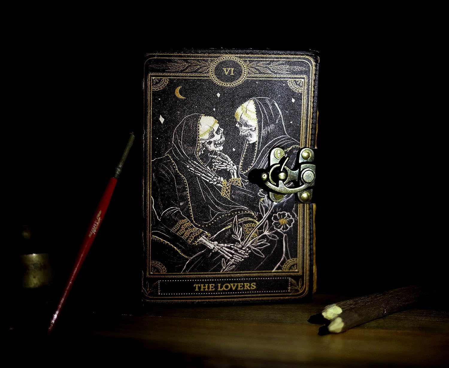 C CUERO Libro de hechizos Diario de cuero con borde deckle de papel Grimorio impreso diario The Lovers Tarot cuaderno espiral gótico para amantes de