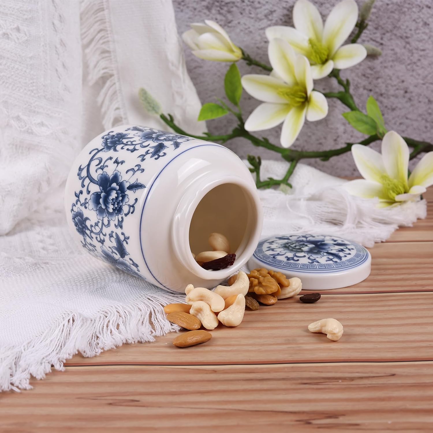 Tarro tradicional chinoiserie de jengibre de porcelana azul y blanca de 4.61 pulgadas de alto con tapa giratoria. Botes de cocina de cerámica y