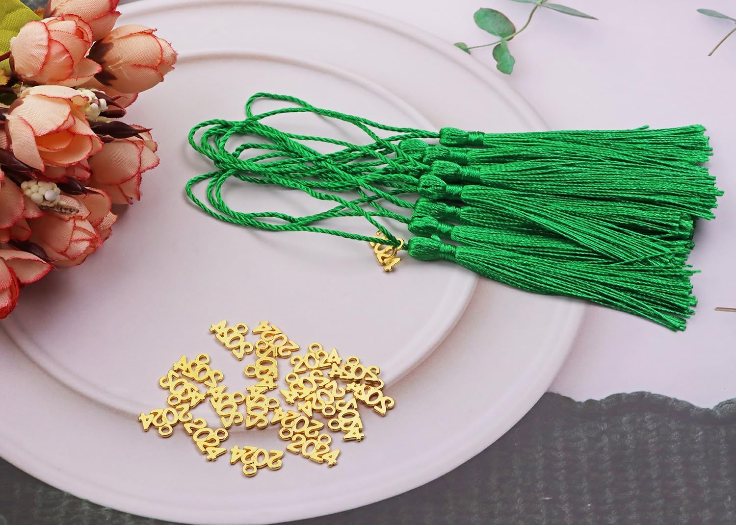 Tupalizy 10 mini borlas sedosas hechas a mano con 20 dijes del año 2024 para graduación, llavero, aretes, joyería, regalos de boda, recuerdos,