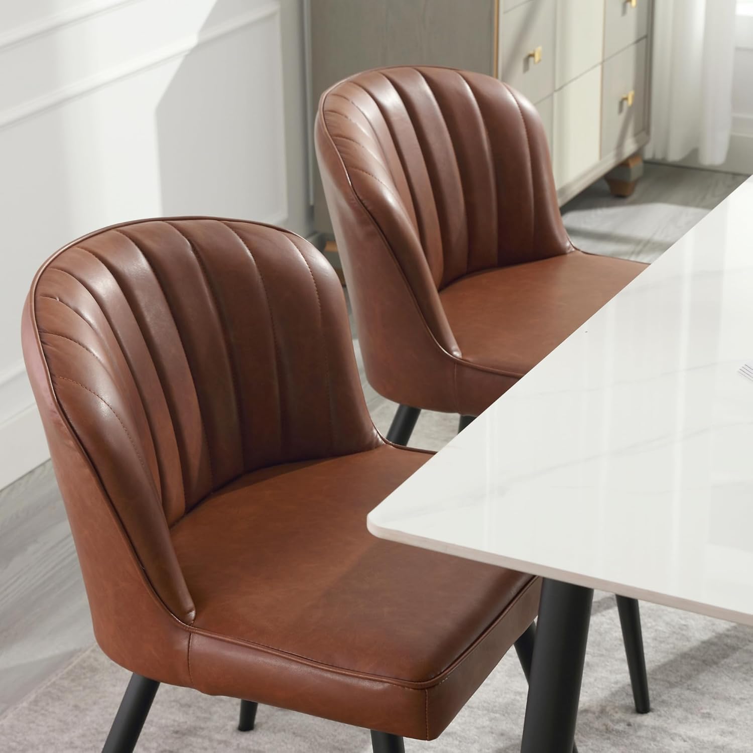 Shuizhi – Juego de 2 sillas de comedor de cuero marrón modernas, sillas de comedor tapizadas con respaldo de conchapatas de metal, sillas laterales