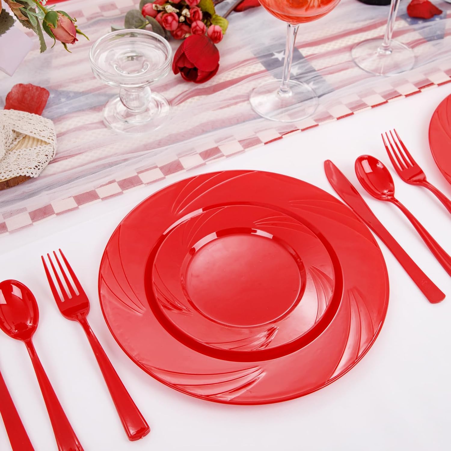 YOUBET 125 platos de plástico rojo, cubiertos de plástico rojo, platos rojos resistentes, desechables, incluye 25 platos llanos, 25 platos de