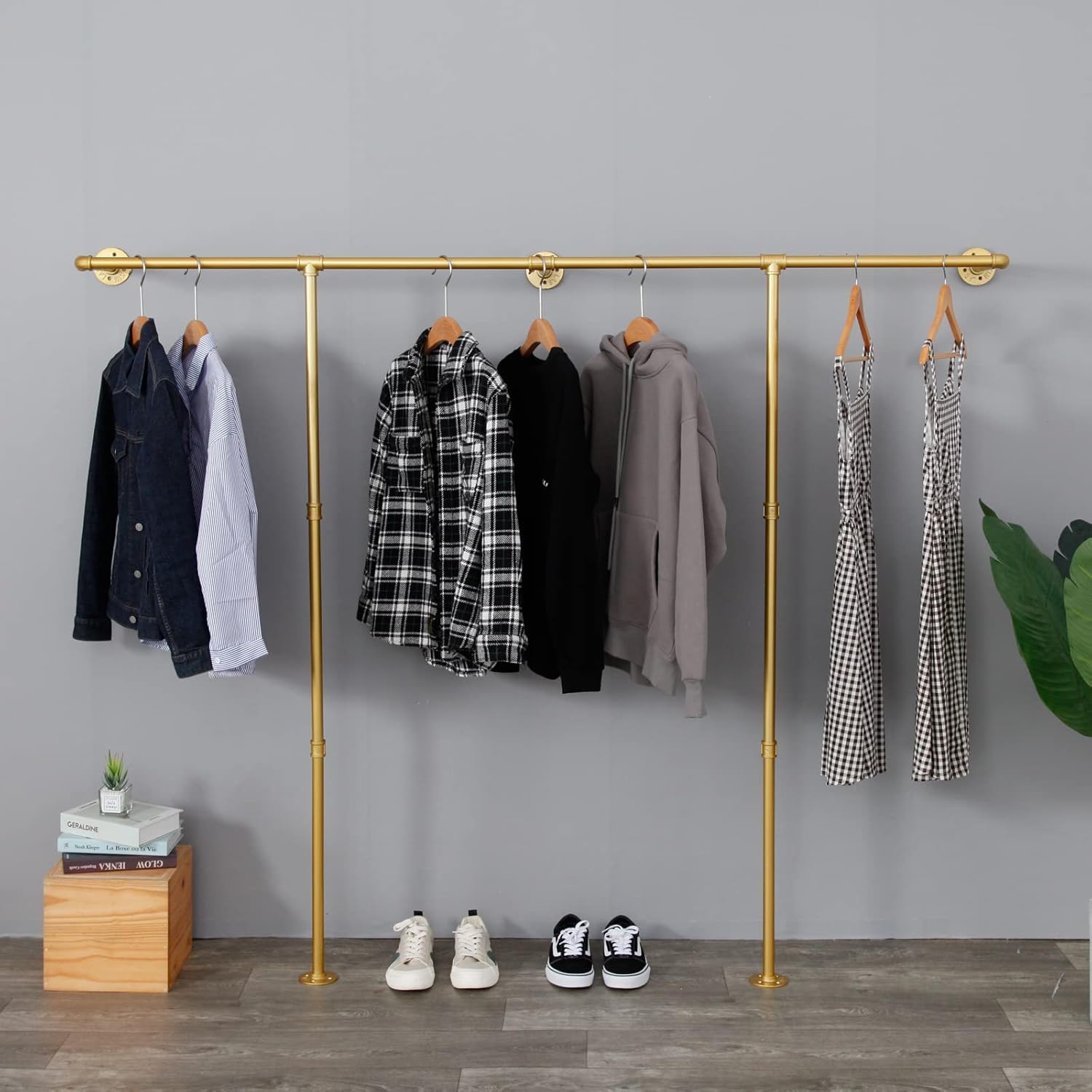 Perchero industrial para ropa montado en la pared, cinco bases, fuerte capacidad de carga, ahorro de espacio, adecuado para exhibición y