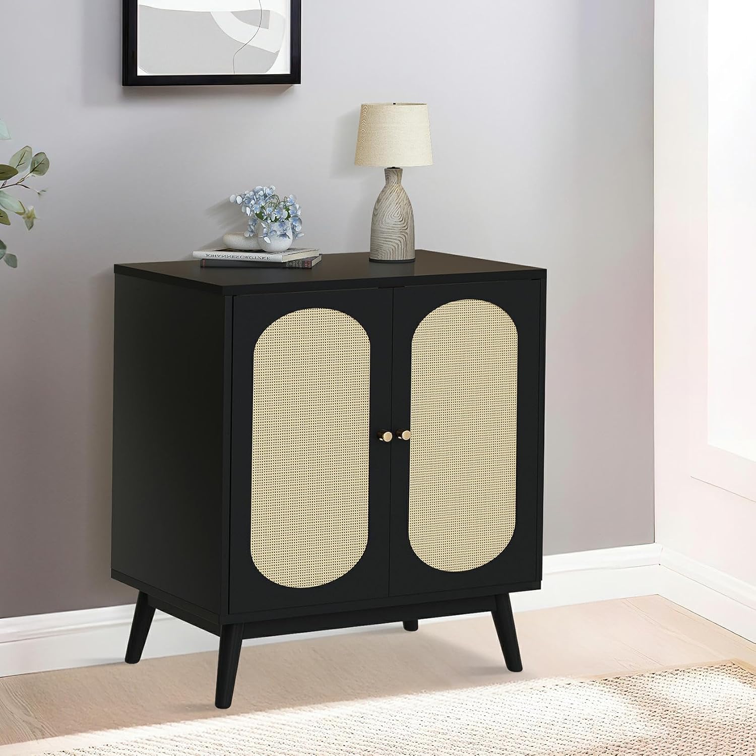 AWQM Armario buffet, armario de ratán natural con pies de madera maciza, armario de almacenamiento de cocina con 2 puertas, estantes ajustables,