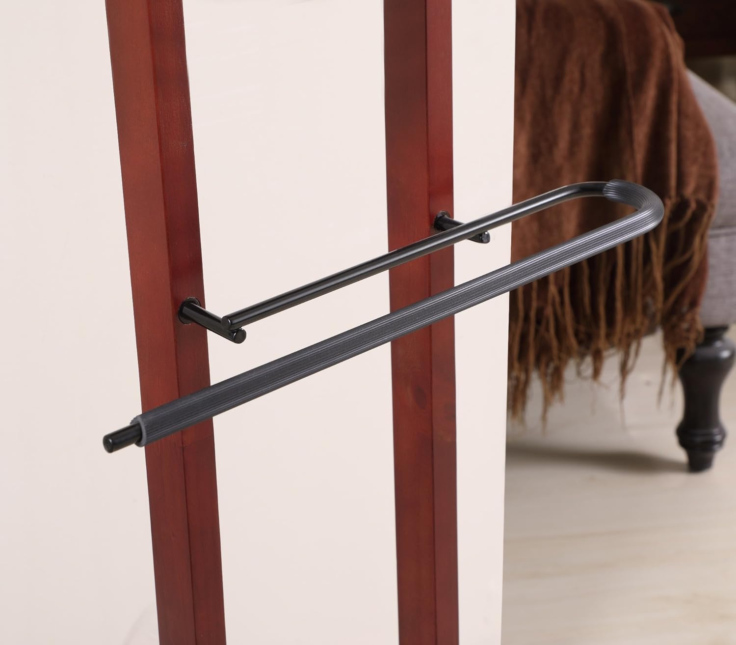 Proman Products Lancaster VL36141 – Soporte de valet para traje con bandeja, colgador de contorno, barra para pantalones, 17 pulgadas de ancho x 12