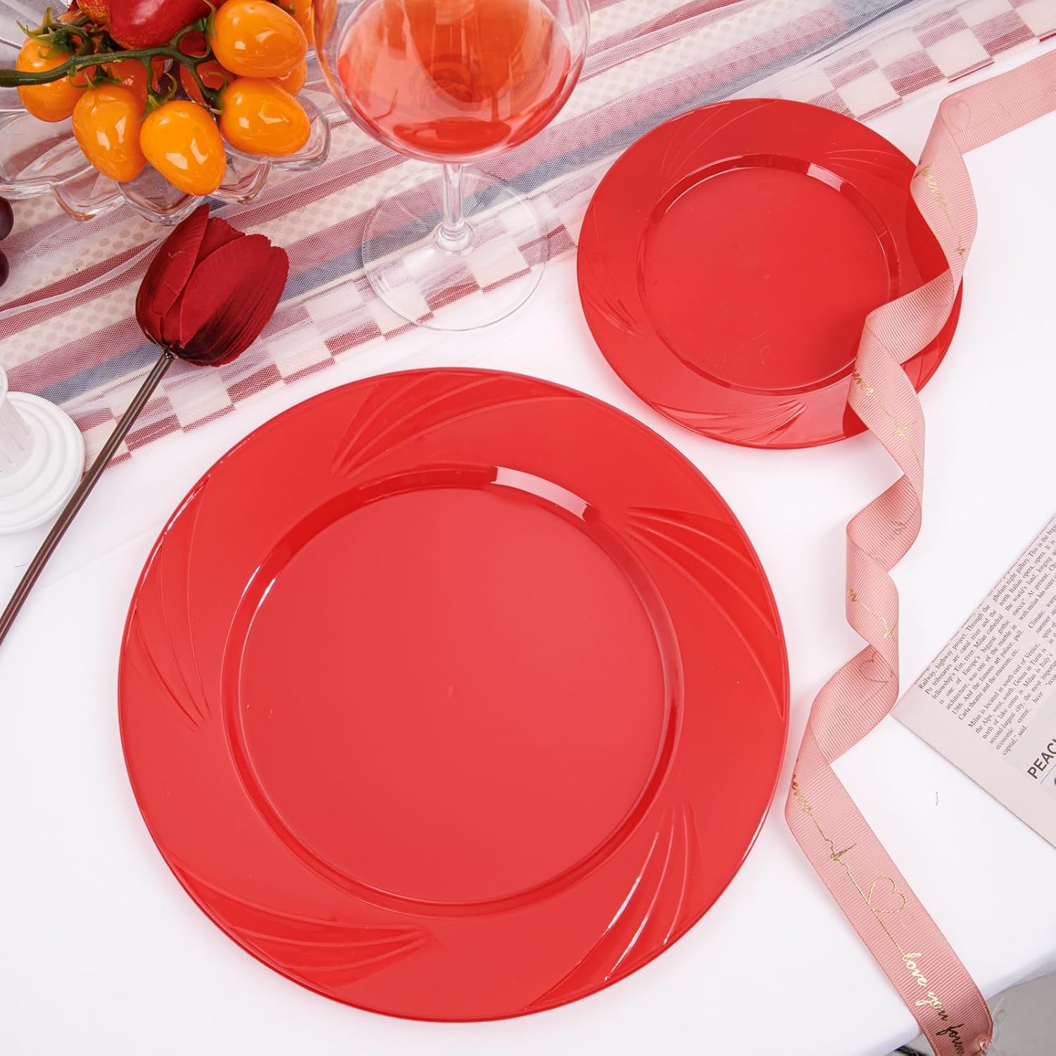 YOUBET 125 platos de plástico rojo, cubiertos de plástico rojo, platos rojos resistentes, desechables, incluye 25 platos llanos, 25 platos de