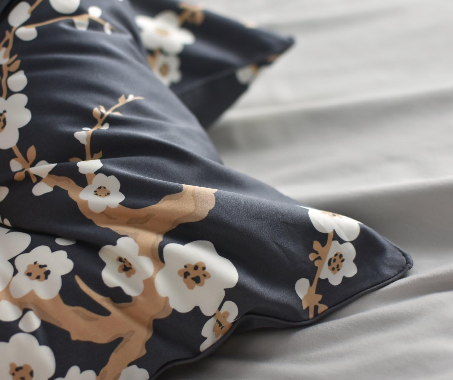 Eikei Juego de ropa de cama de 3 piezas con estampado de ramas florales de flores rojas cerezo estilo oriental japonés, 300 hilos (King, carbón)