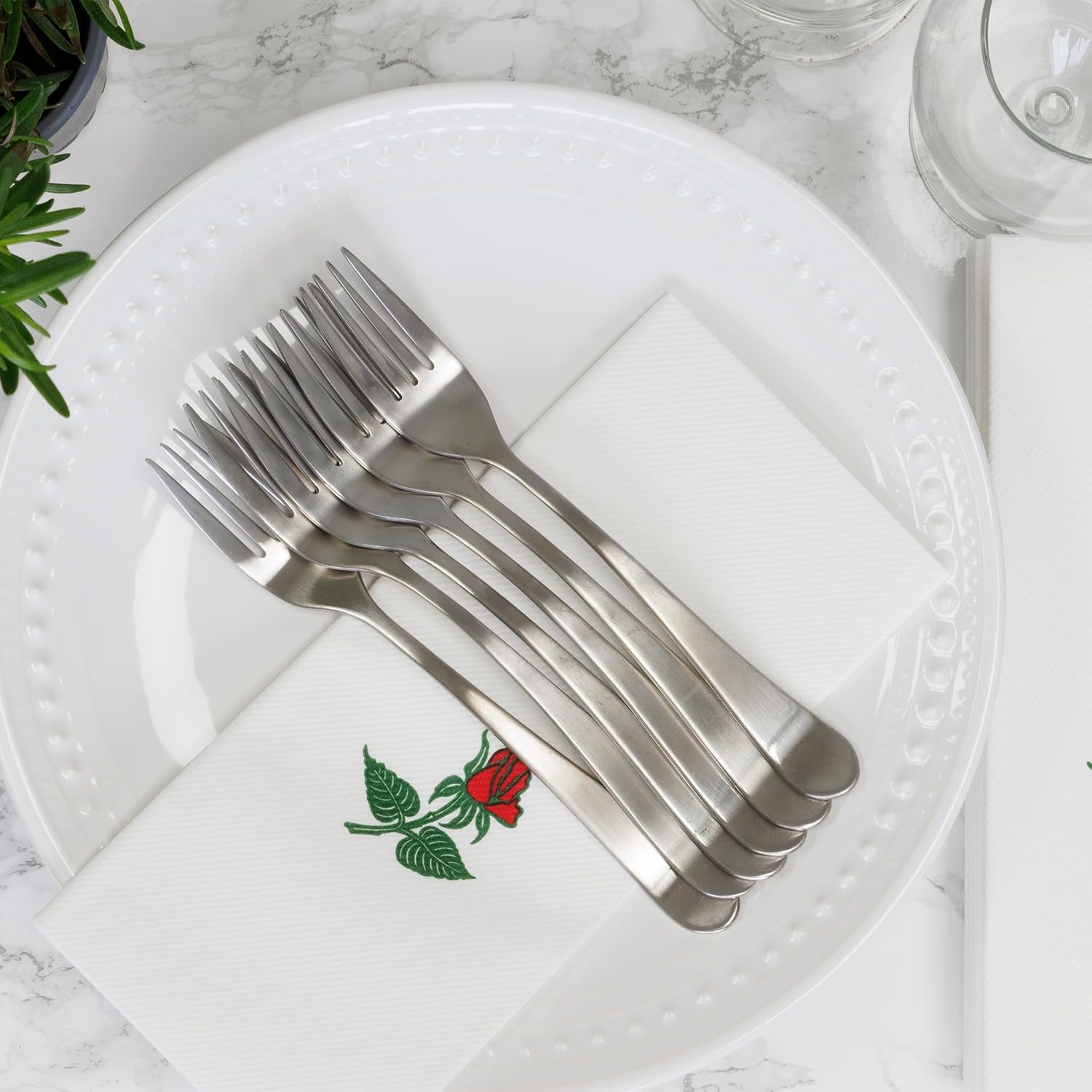 SimuLinen – Servilletas decorativas  Como tela y desechables  Elegantes y duraderas  Suave y absorbente  Grande 19 x 17 pulgadas  Empaquetadas para
