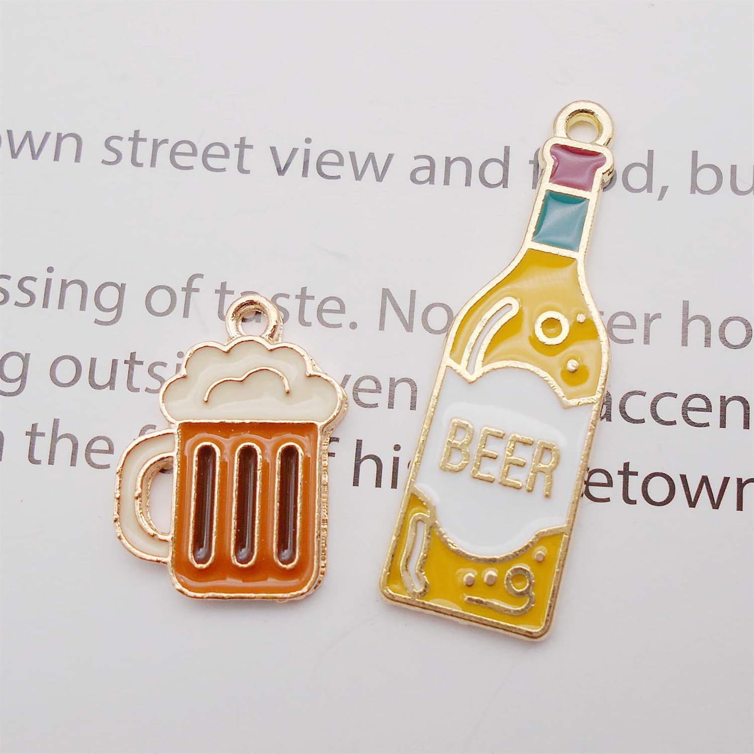 20 piezas surtidas de esmalte para botella de cerveza, dije de taza de botella de cerveza en tono dorado, aleación de alcohol, llavero colgante para