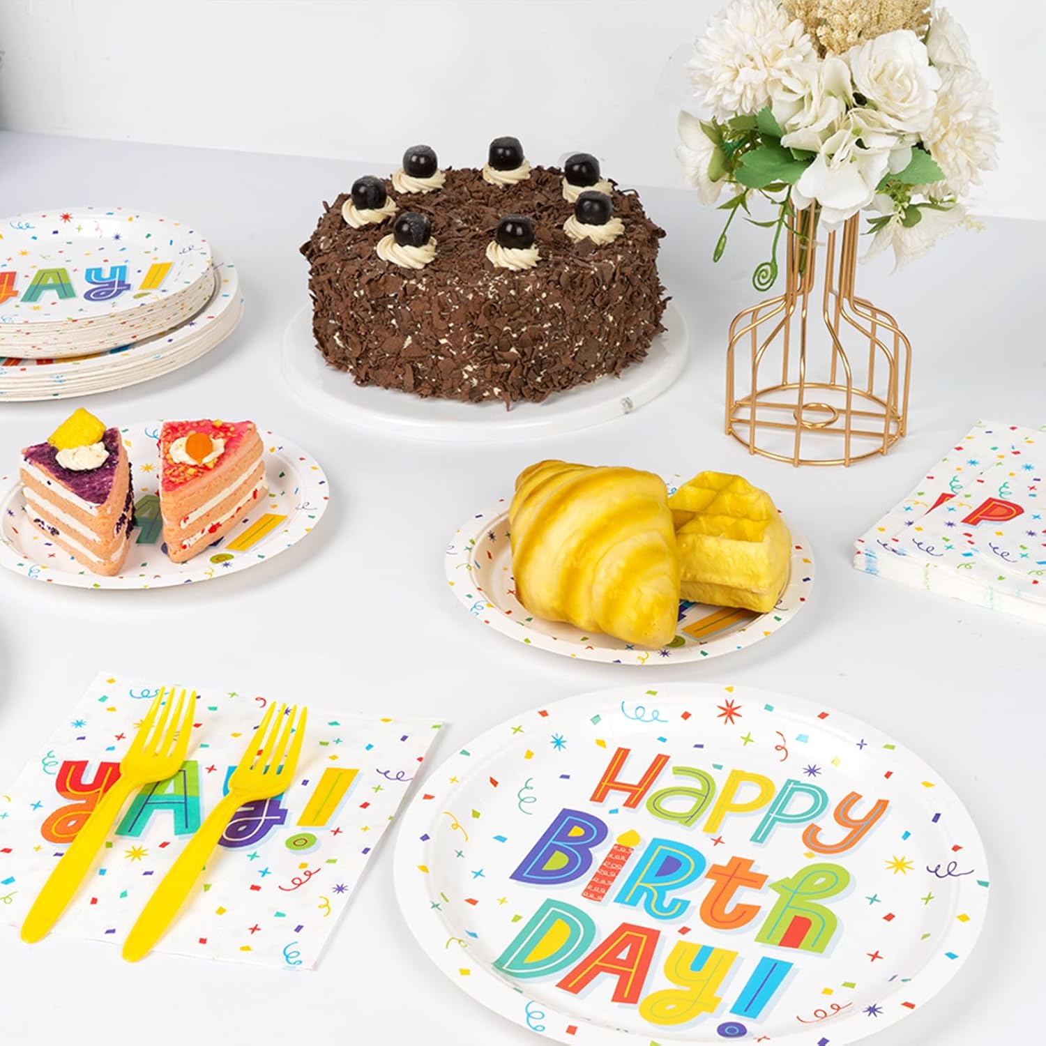 DECORLIFE Platos y servilletas de feliz cumpleaños, suministros para fiesta de 24, suministros de fiesta de cumpleaños incluyen tenedores para