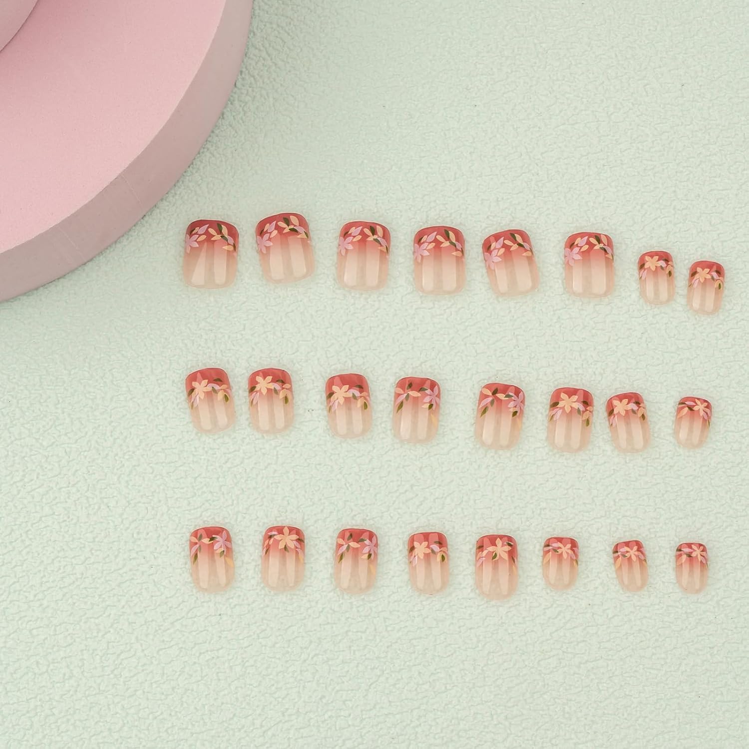 Uñas postizas cuadradas cortas con diseños de flores simples, uñas postizas de verano, uñas postizas de cobertura completa, acrílicas, nude, uñas