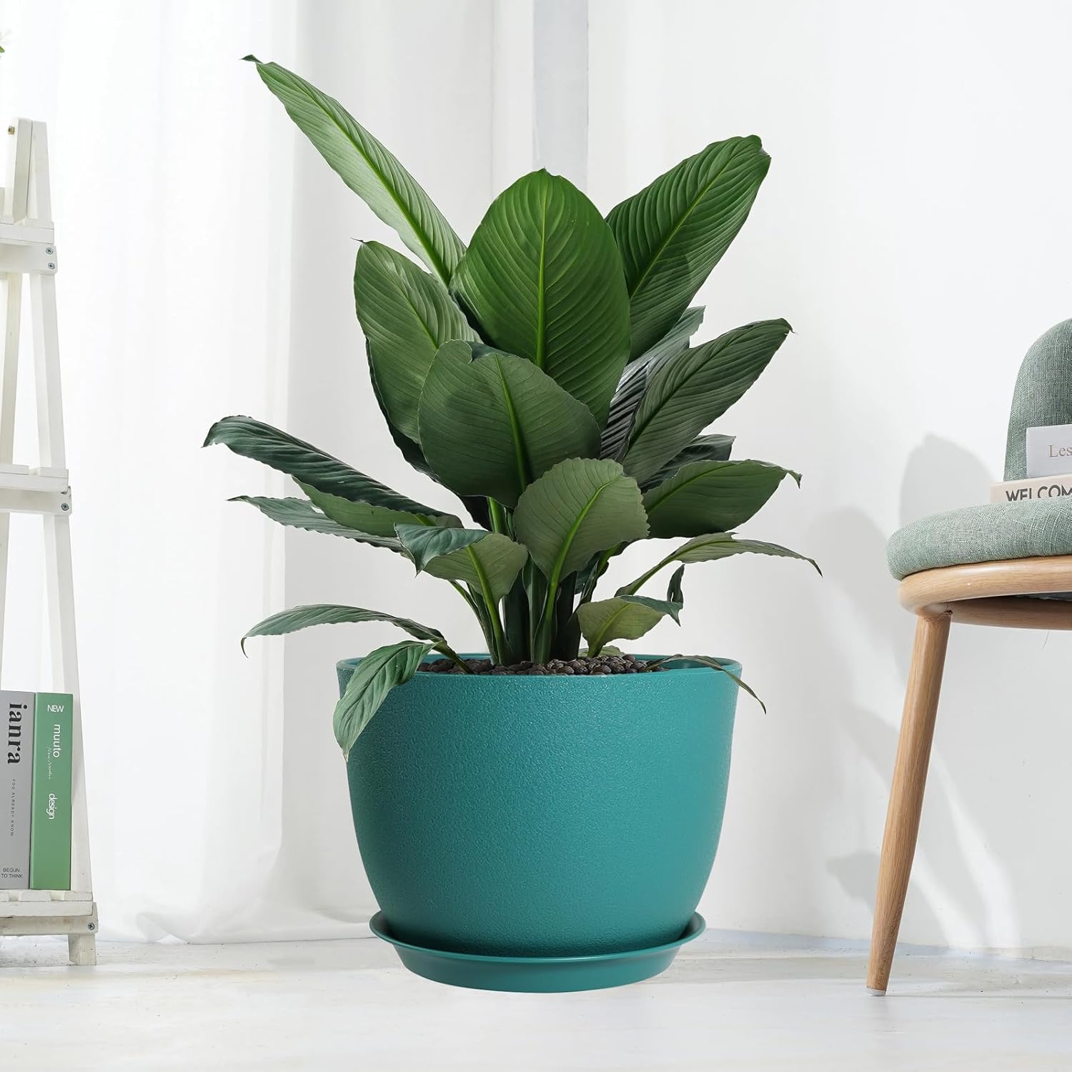 Macetas modernas grandes de plástico con agujeros de drenaje y platillos para plantas de interior y exterior, flores, verde malaquita