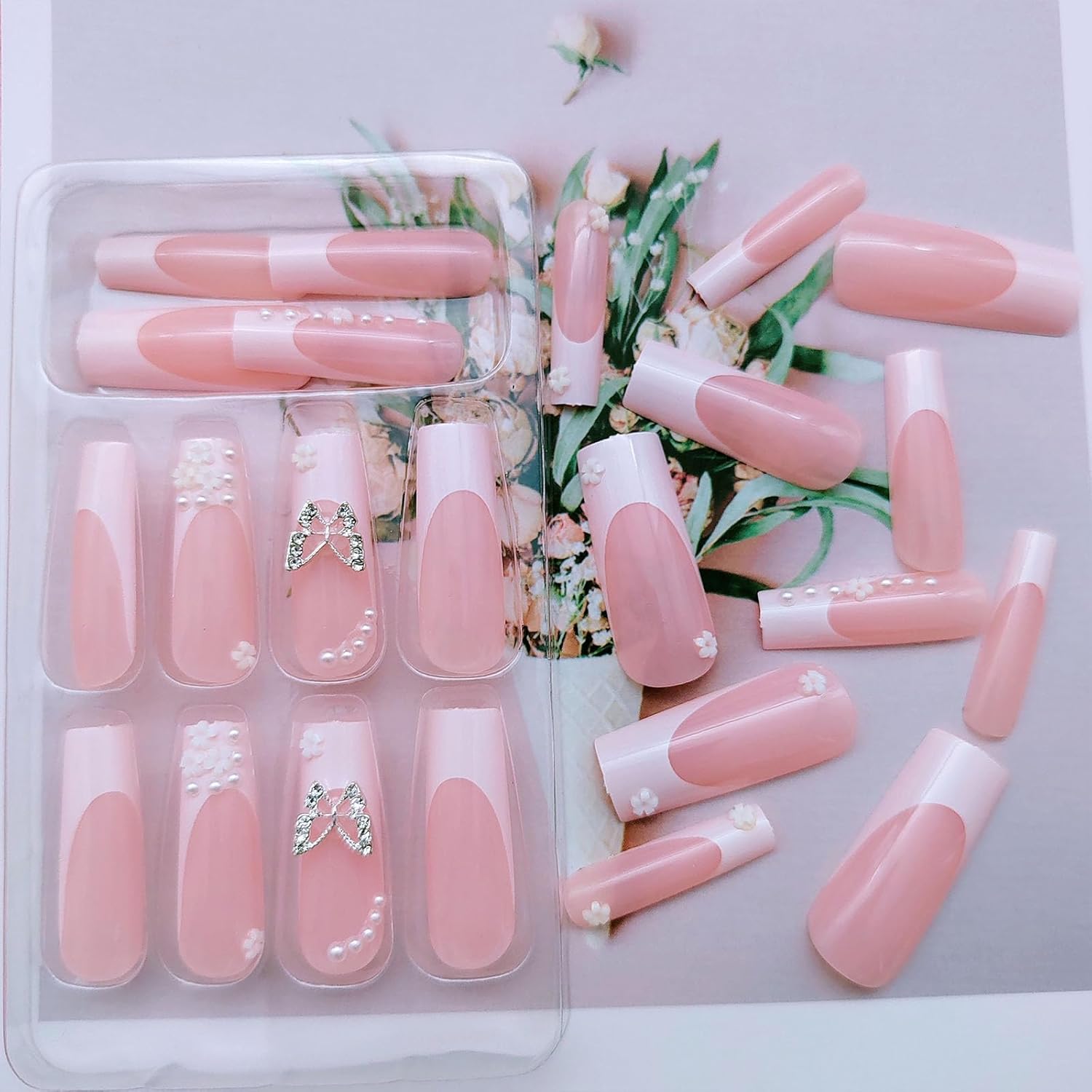 Uñas postizas a presión con punta francesa blanca y cuadradas, diseño de encantos de mariposa prearls, color rosa, uñas postizas extra largas, 24