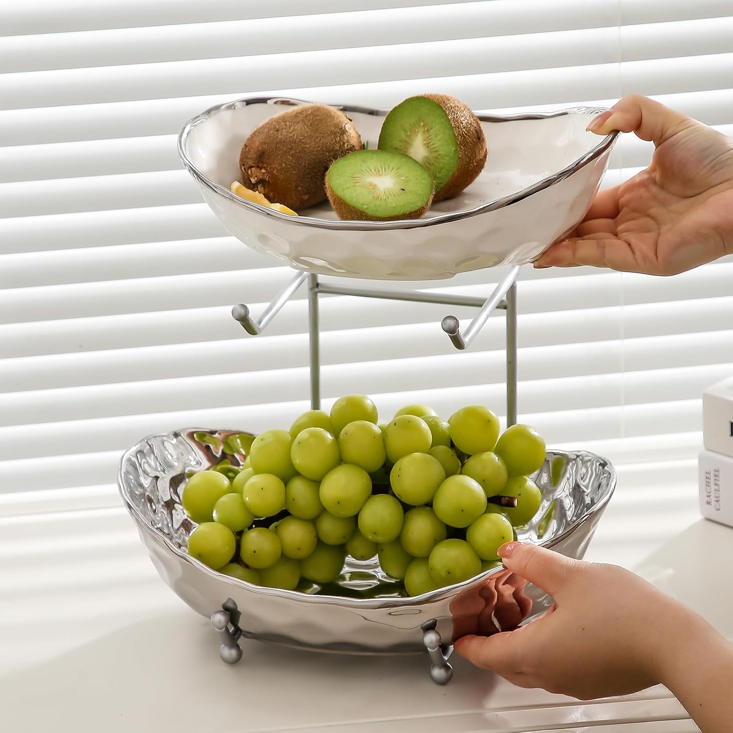 Frutero para encimera de cocina, cuencos de cerámica de 2 niveles con soporte de metal, cesta de frutas escalonada para almacenamiento de frutas y