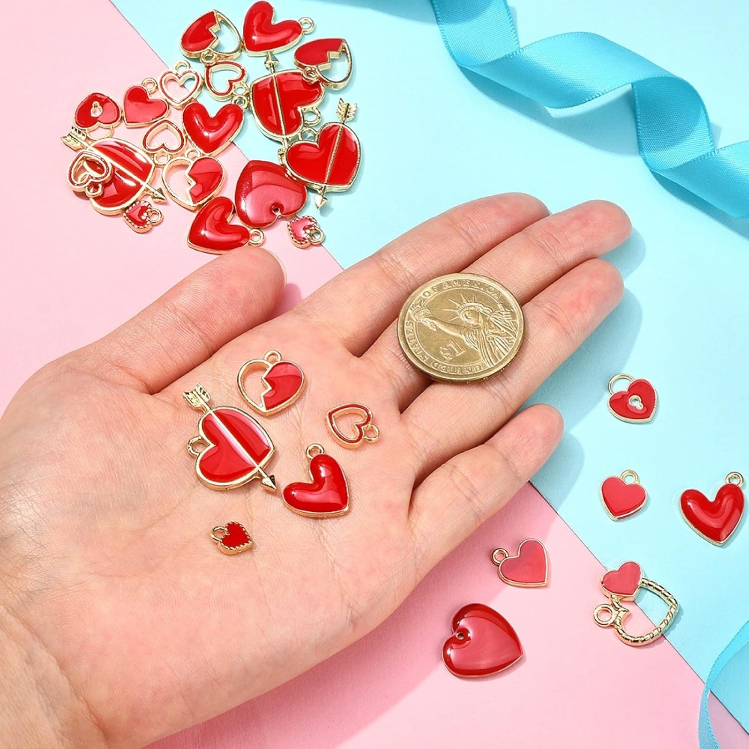 KitBeads Dijes de corazón de estilos mixtos con forma de corazón de dibujos animados para hacer pulseras a granel