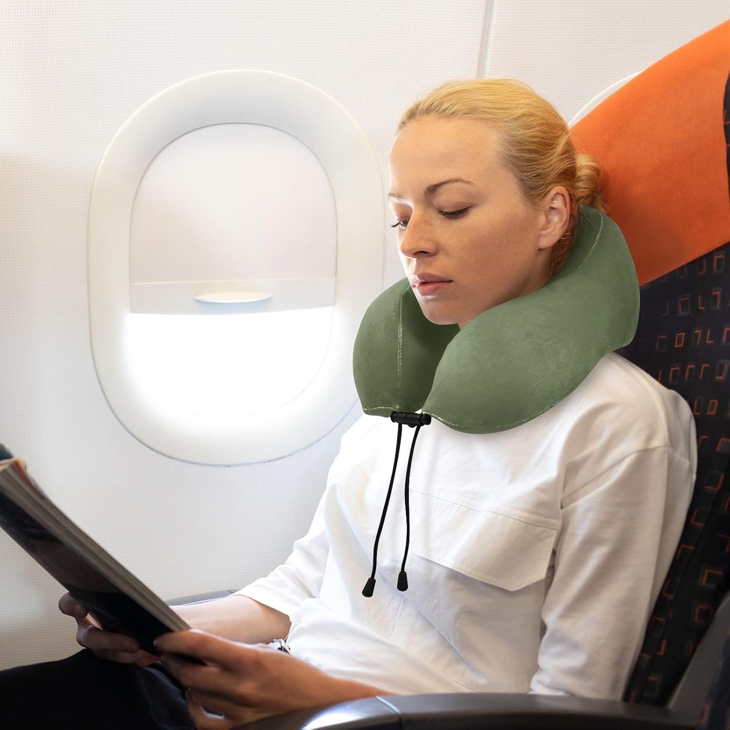 Almohada verde militar del cuello de la espuma de la memoria, con el bolso del almacenamiento del cordón, almohada para el avión