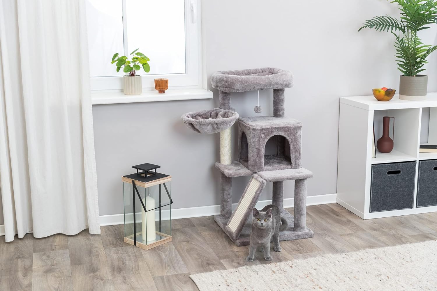 TRIXIE Pepito – Torre para gatos de 39.4 pulgadas, postes rascadores de sisal, árbol para gatos con condominio cubierto de felpa, hamaca, juguetes