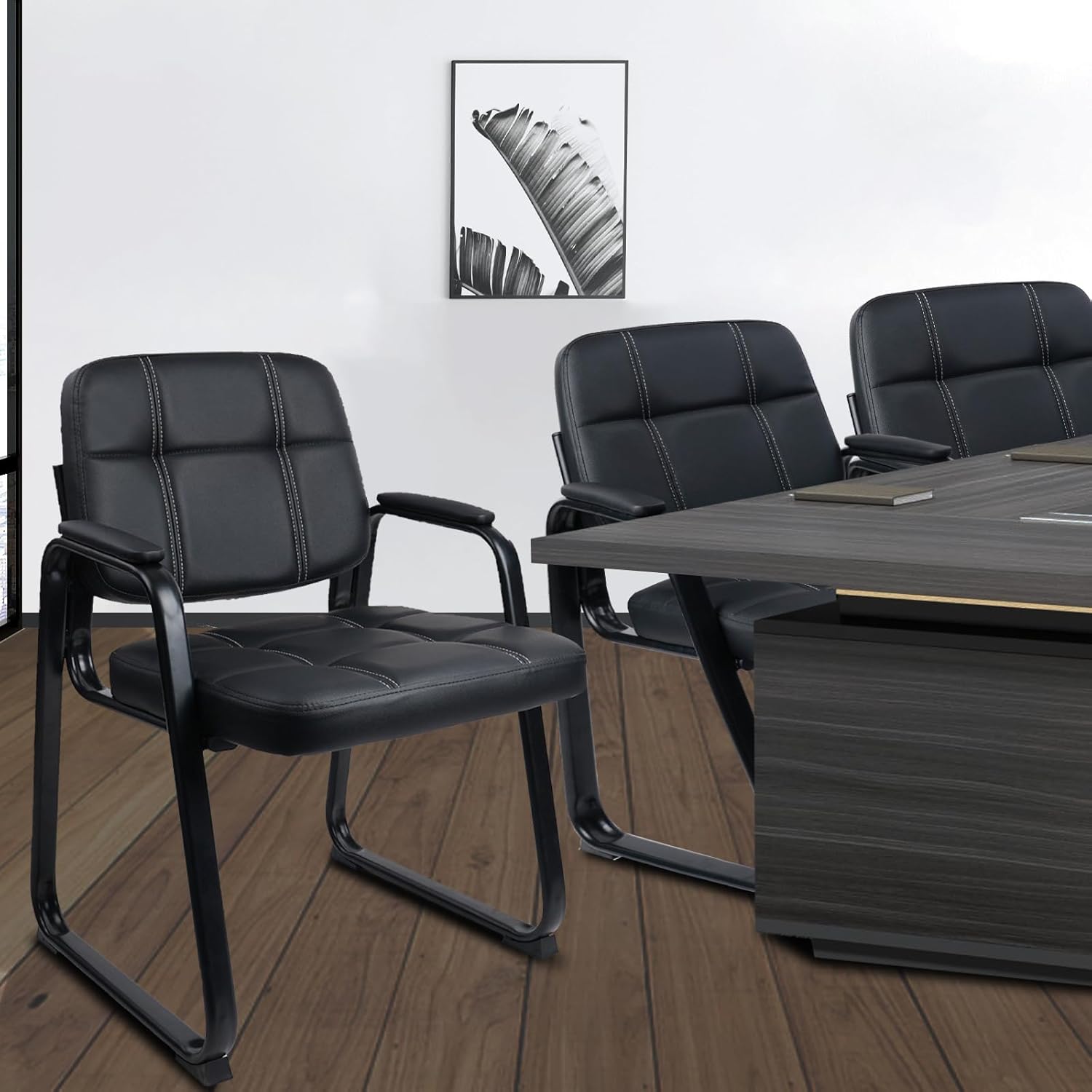 KLASIKA Silla de oficina para invitados, silla de recepción con reposabrazos acolchado de cuero adherido, base antideslizante, silla de escritorio